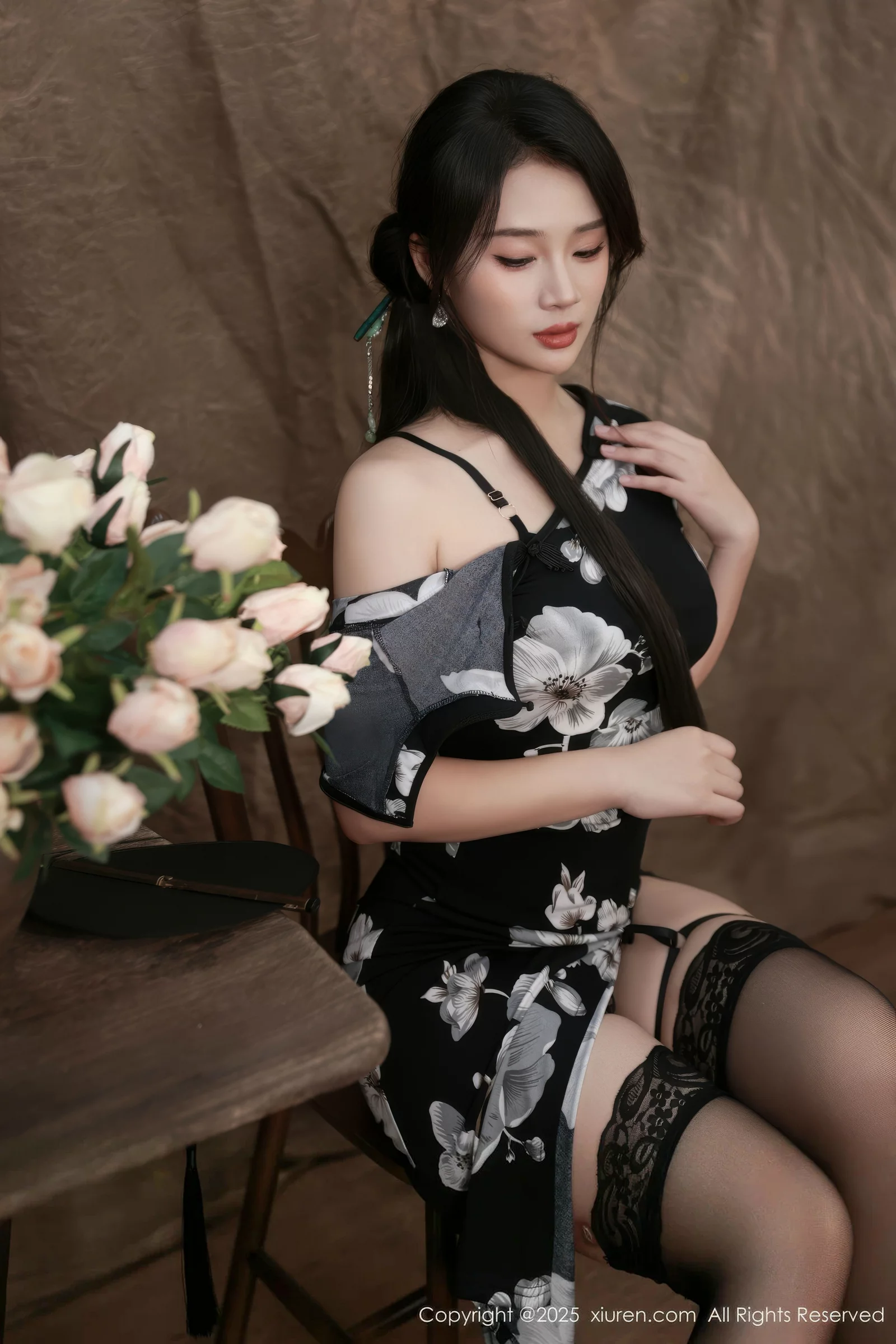 [[XiuRen秀人网]秀人网]No.10655_模特南乔性感黑色旗袍露紫色情趣内衣配黑色丝袜秀美腿诱惑写真72P