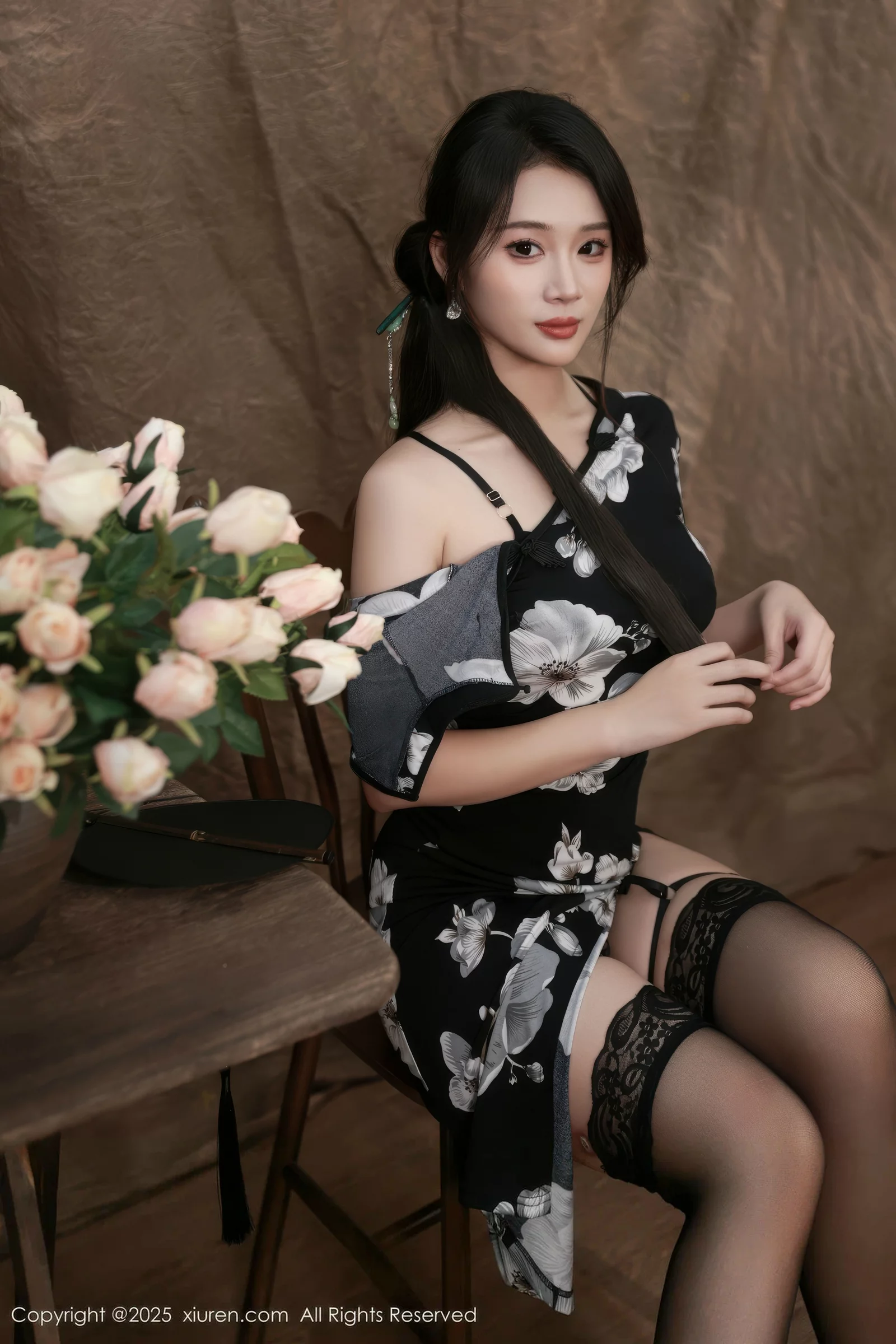 [[XiuRen秀人网]秀人网]No.10655_模特南乔性感黑色旗袍露紫色情趣内衣配黑色丝袜秀美腿诱惑写真72P