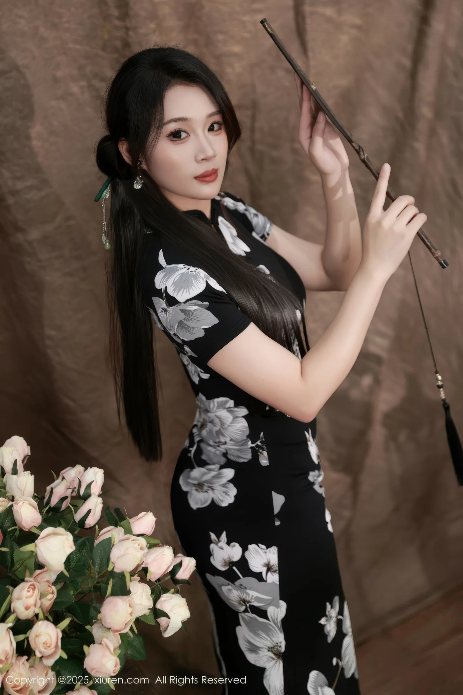 [[XiuRen秀人网]秀人网]No.10655_模特南乔性感黑色旗袍露紫色情趣内衣配黑色丝袜秀美腿诱惑写真72P