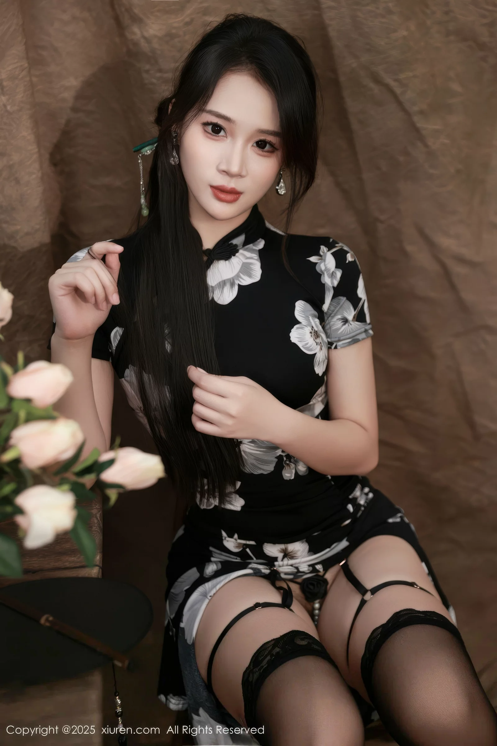 [[XiuRen秀人网]秀人网]No.10655_模特南乔性感黑色旗袍露紫色情趣内衣配黑色丝袜秀美腿诱惑写真72P