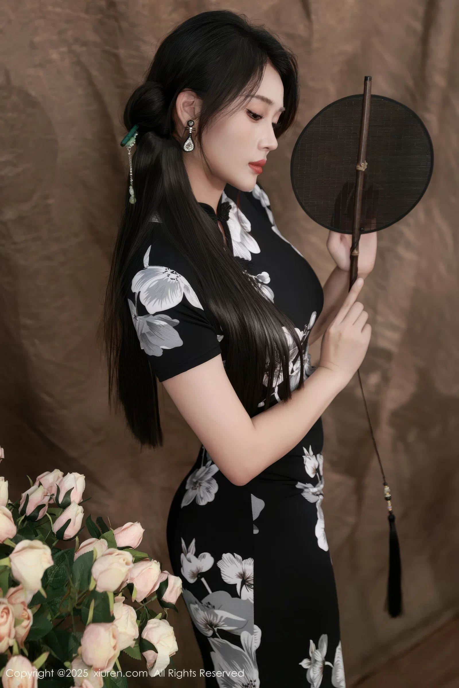 [[XiuRen秀人网]秀人网]No.10655_模特南乔性感黑色旗袍露紫色情趣内衣配黑色丝袜秀美腿诱惑写真72P