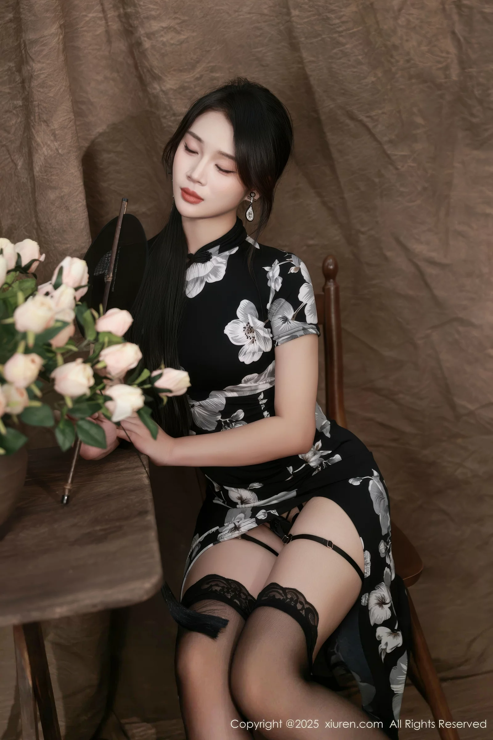 [[XiuRen秀人网]秀人网]No.10655_模特南乔性感黑色旗袍露紫色情趣内衣配黑色丝袜秀美腿诱惑写真72P