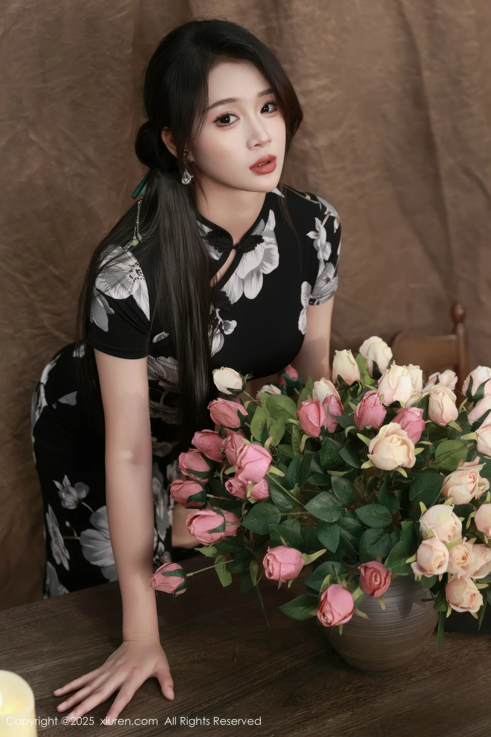 [[XiuRen秀人网]秀人网]No.10655_模特南乔性感黑色旗袍露紫色情趣内衣配黑色丝袜秀美腿诱惑写真72P