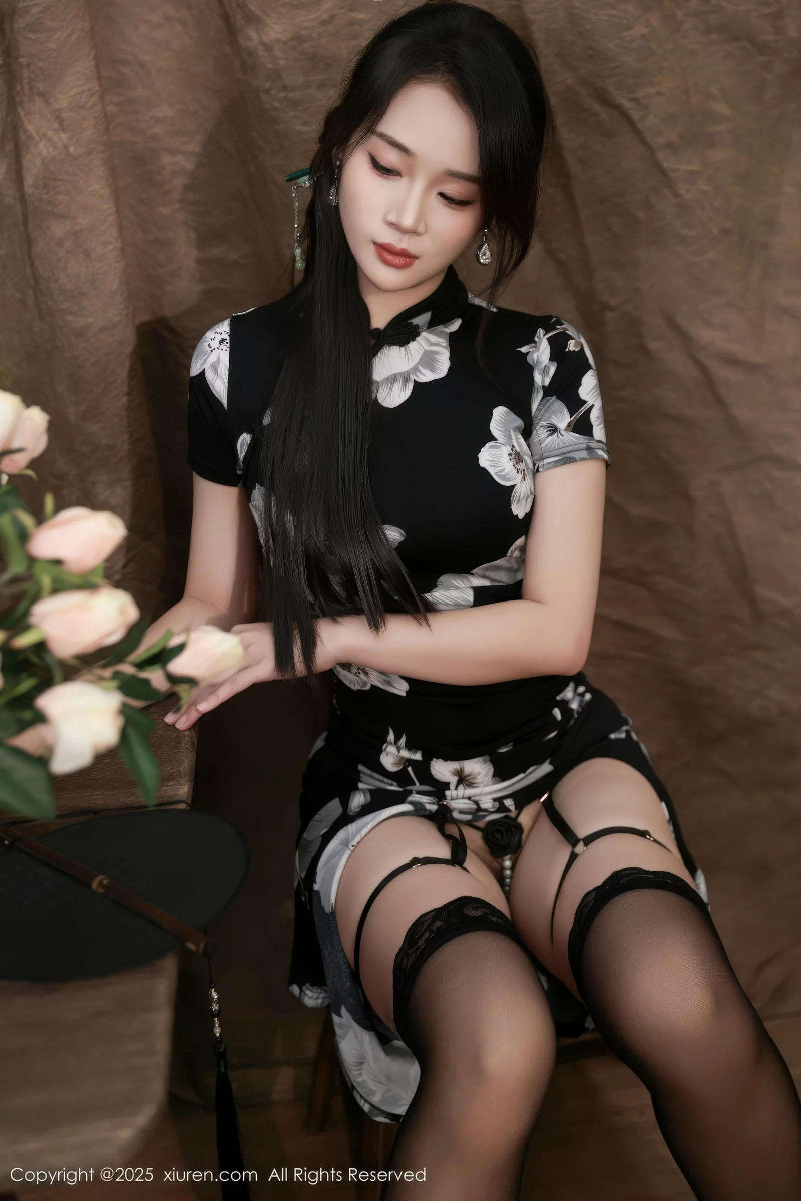 [[XiuRen秀人网]秀人网]No.10655_模特南乔性感黑色旗袍露紫色情趣内衣配黑色丝袜秀美腿诱惑写真72P