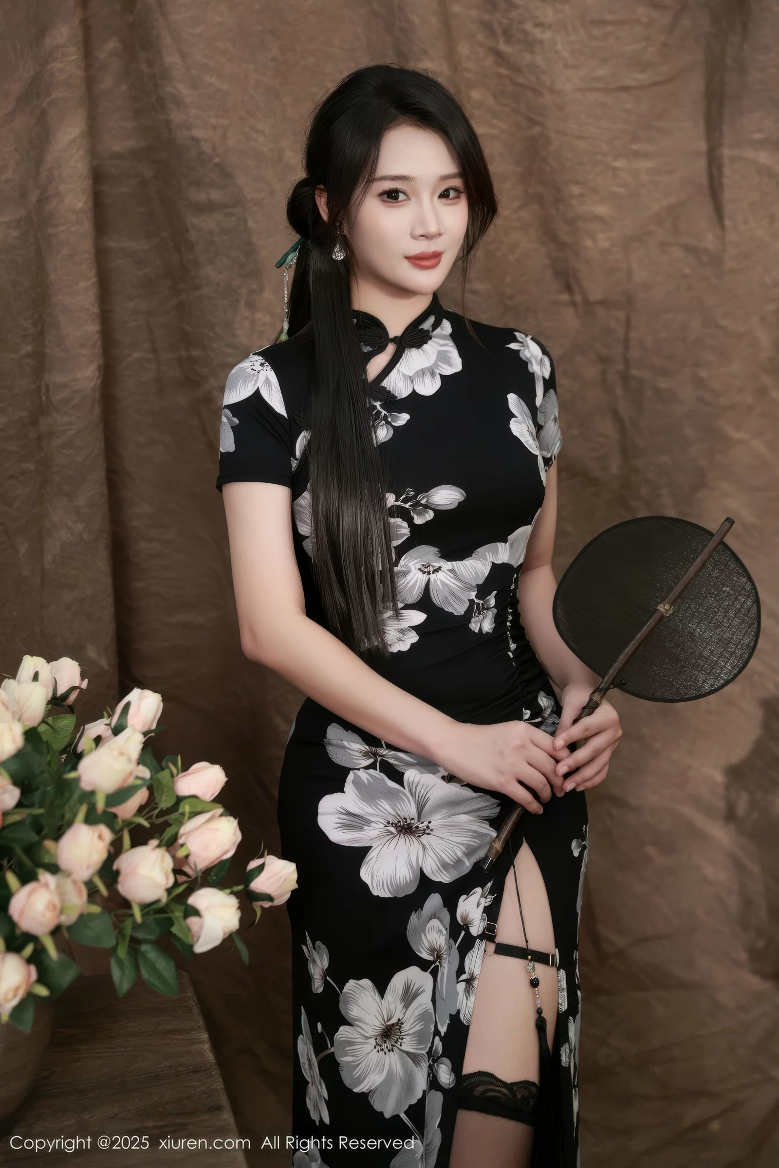 [[XiuRen秀人网]秀人网]No.10655_模特南乔性感黑色旗袍露紫色情趣内衣配黑色丝袜秀美腿诱惑写真72P