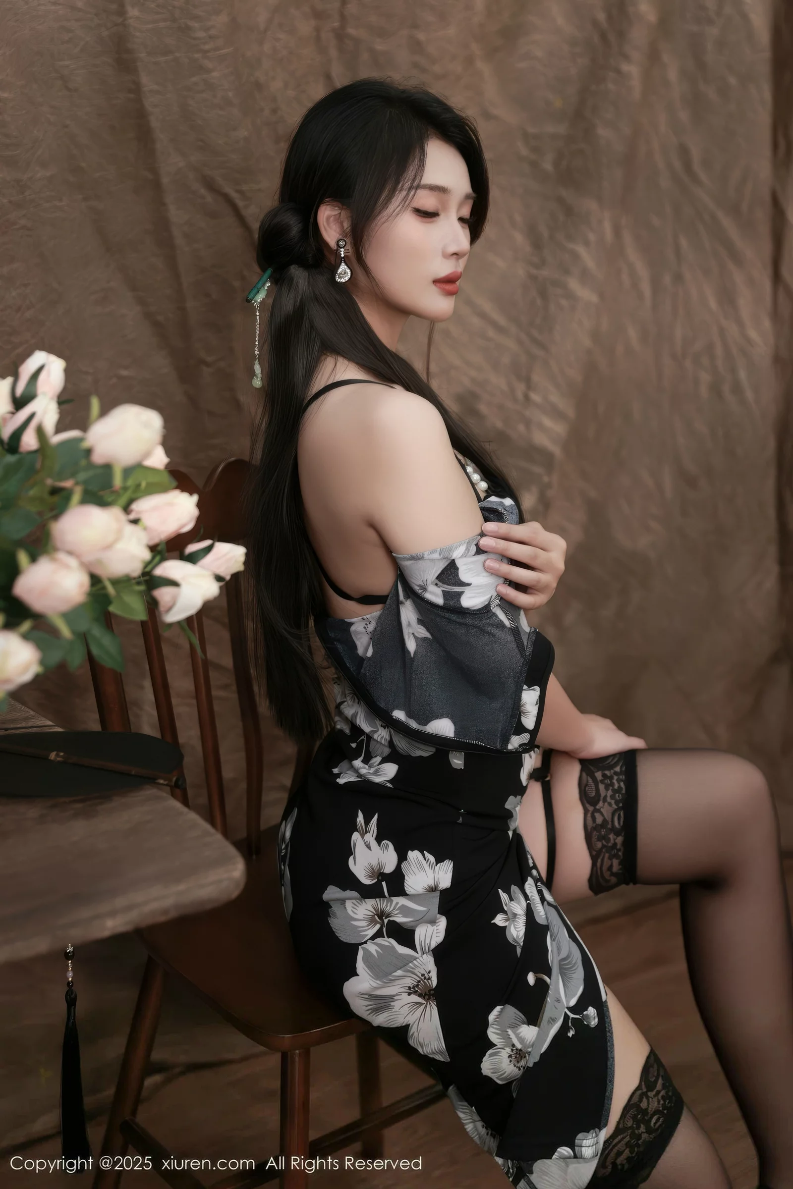 [[XiuRen秀人网]秀人网]No.10655_模特南乔性感黑色旗袍露紫色情趣内衣配黑色丝袜秀美腿诱惑写真72P