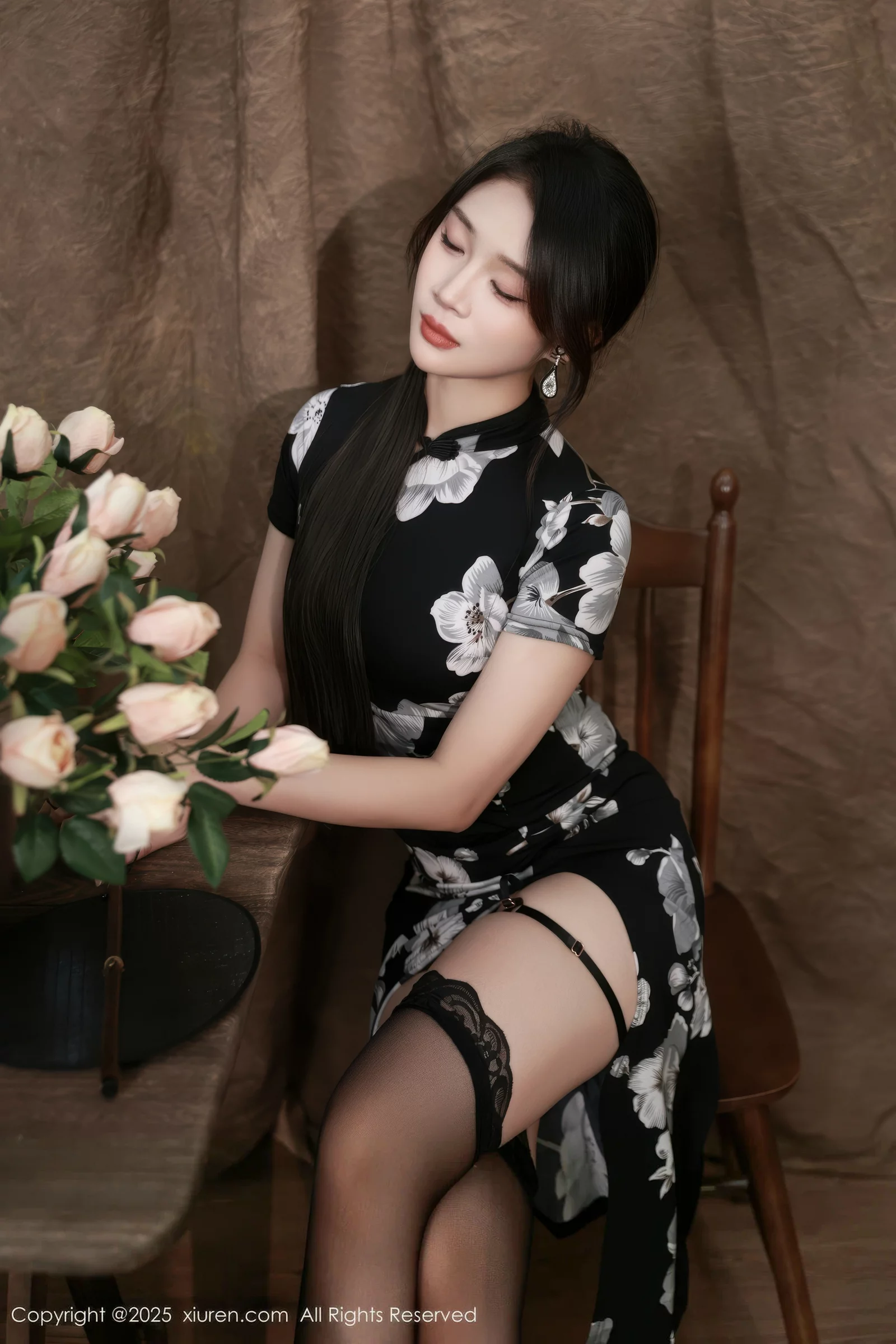 [[XiuRen秀人网]秀人网]No.10655_模特南乔性感黑色旗袍露紫色情趣内衣配黑色丝袜秀美腿诱惑写真72P