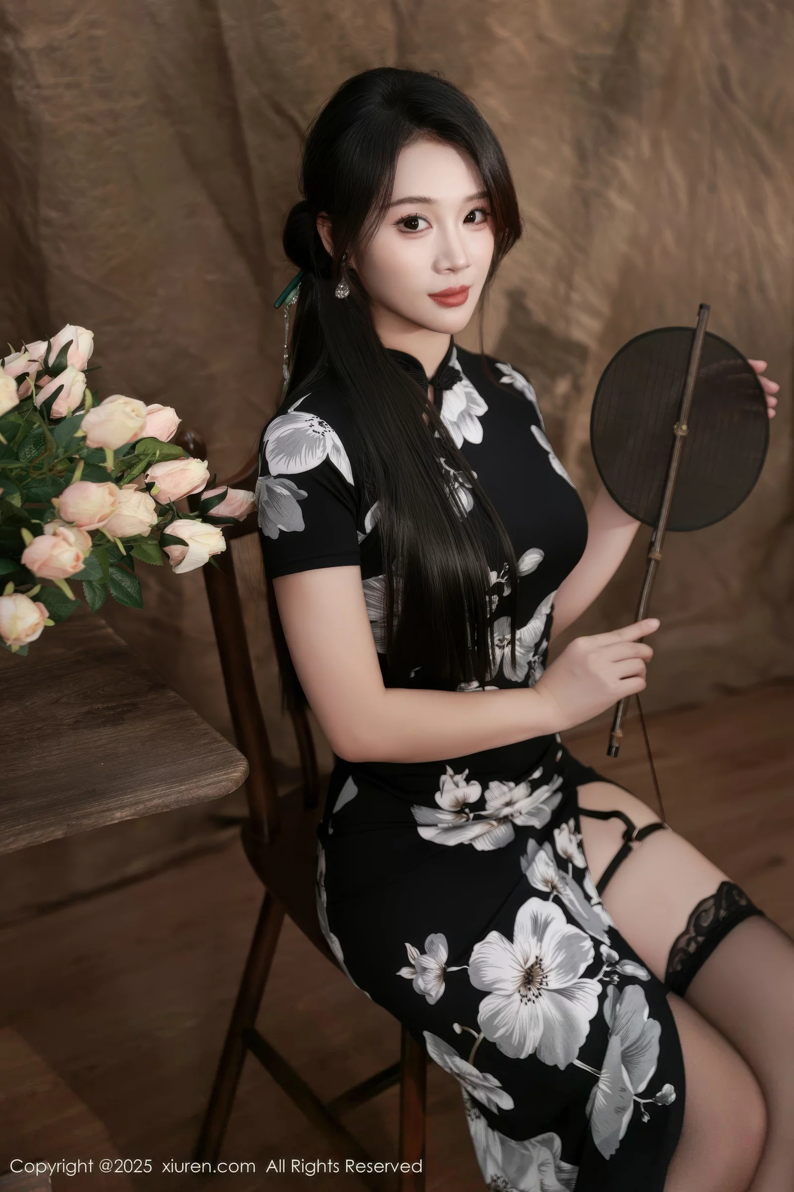 [[XiuRen秀人网]秀人网]No.10655_模特南乔性感黑色旗袍露紫色情趣内衣配黑色丝袜秀美腿诱惑写真72P