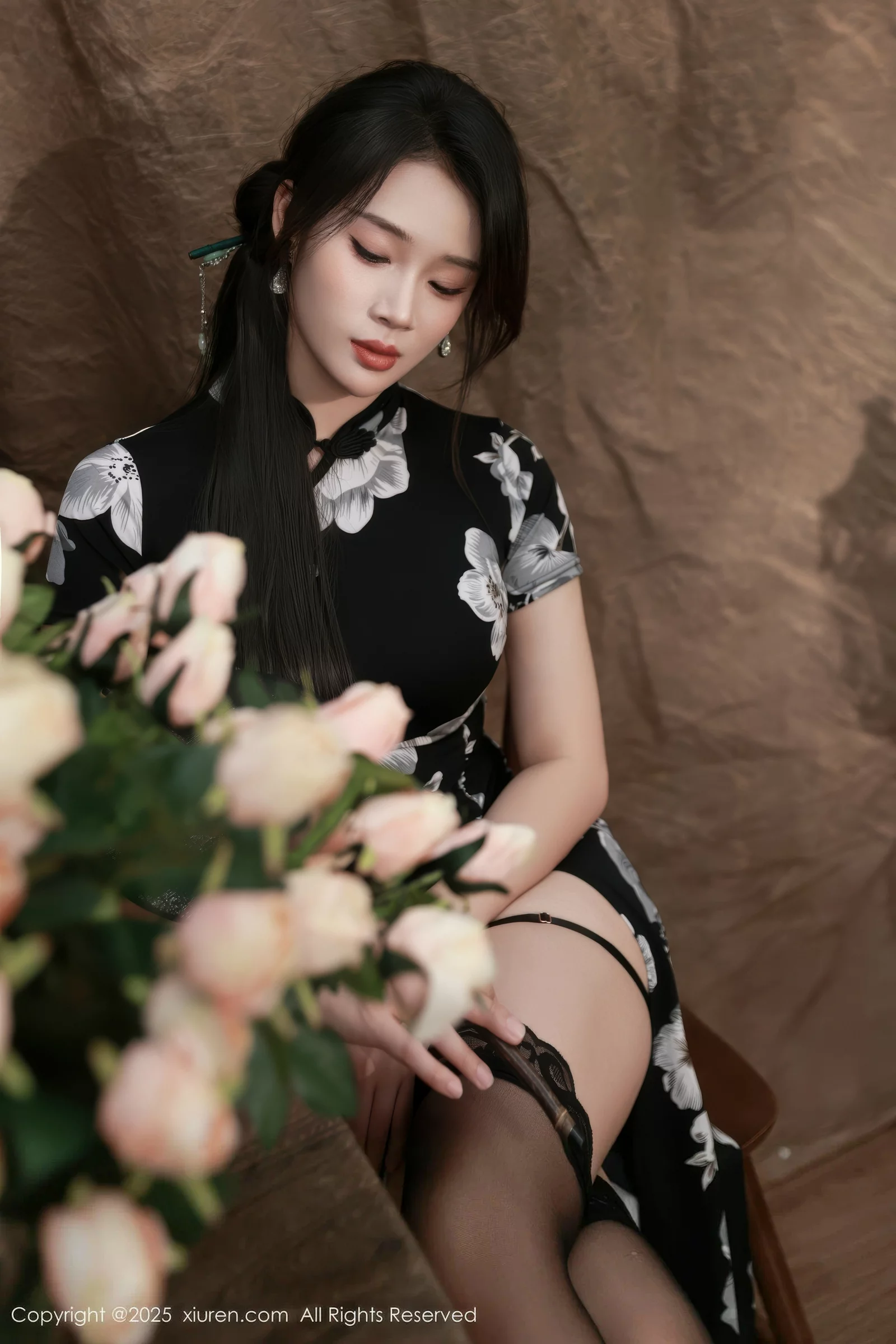 [[XiuRen秀人网]秀人网]No.10655_模特南乔性感黑色旗袍露紫色情趣内衣配黑色丝袜秀美腿诱惑写真72P