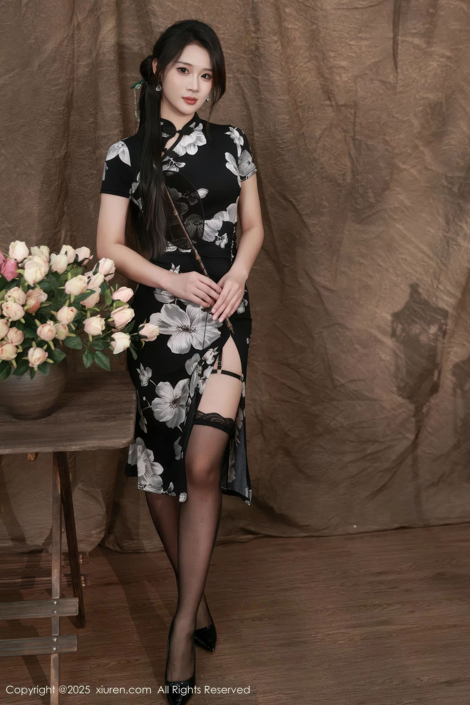 [[XiuRen秀人网]秀人网]No.10655_模特南乔性感黑色旗袍露紫色情趣内衣配黑色丝袜秀美腿诱惑写真72P