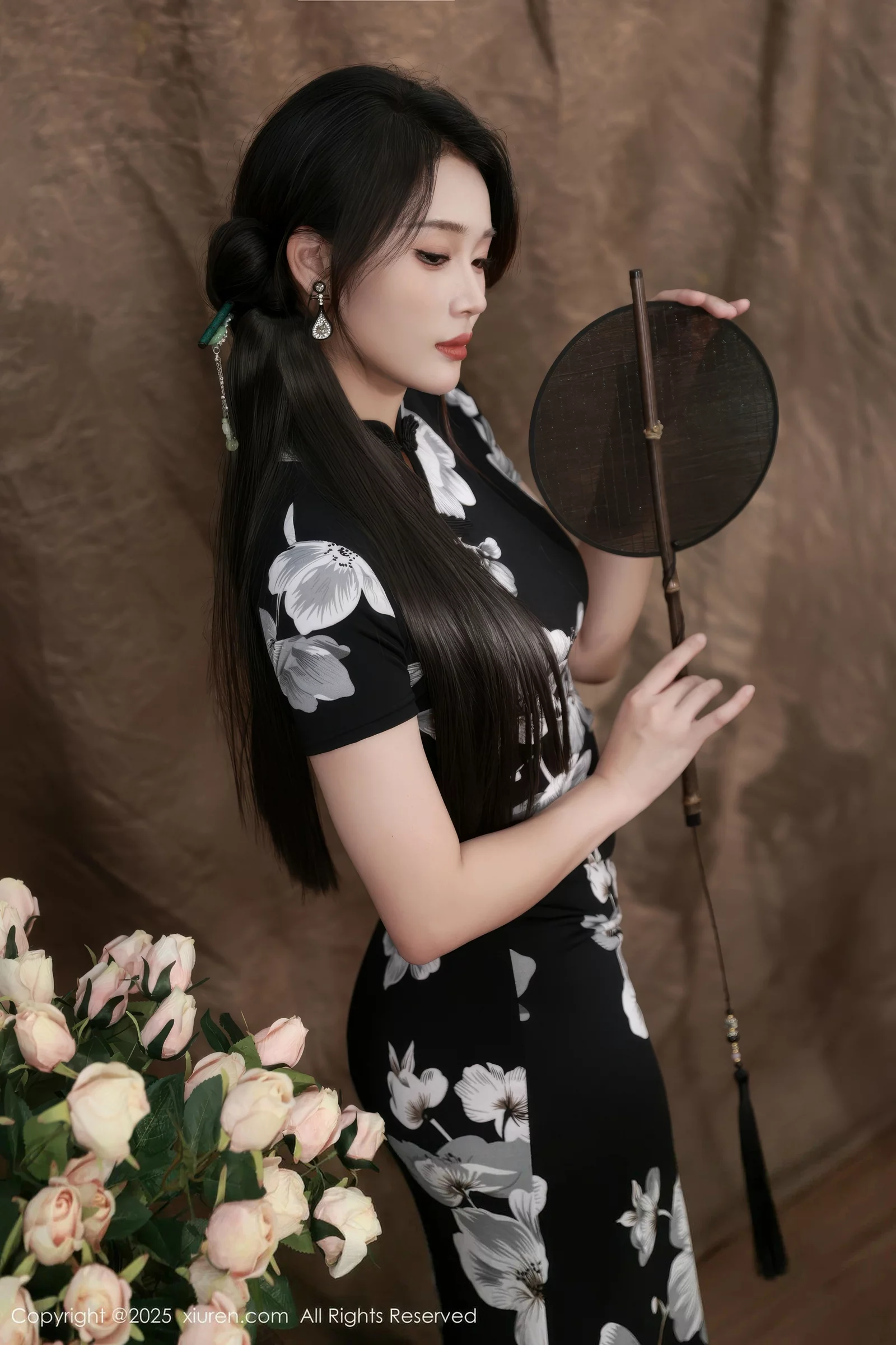 [[XiuRen秀人网]秀人网]No.10655_模特南乔性感黑色旗袍露紫色情趣内衣配黑色丝袜秀美腿诱惑写真72P