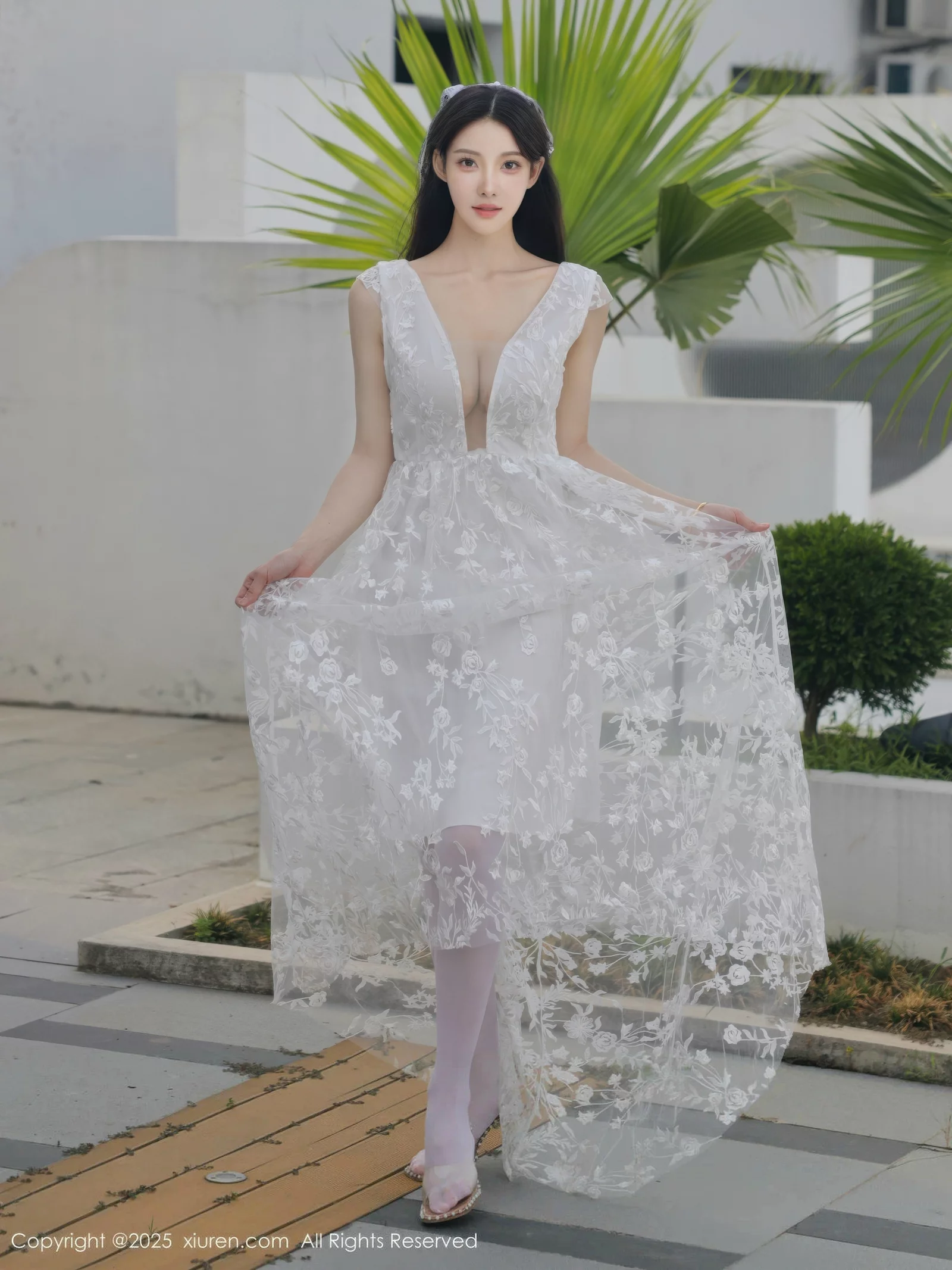 [[XiuRen秀人网]秀人网]No.10661_模特梨霜儿性感低胸白色婚纱配白色丝袜秀丰腴身材完美诱惑写真82P