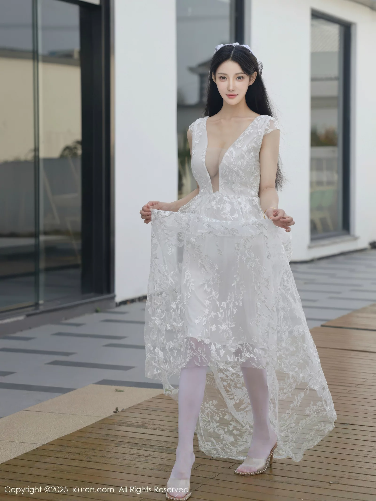 [[XiuRen秀人网]秀人网]No.10661_模特梨霜儿性感低胸白色婚纱配白色丝袜秀丰腴身材完美诱惑写真82P