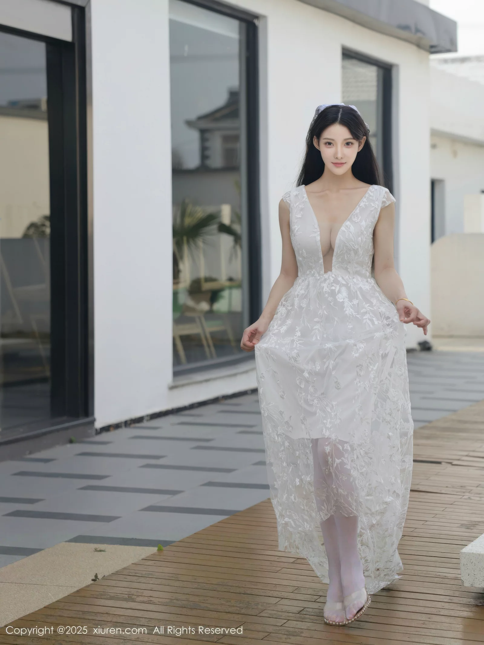 [[XiuRen秀人网]秀人网]No.10661_模特梨霜儿性感低胸白色婚纱配白色丝袜秀丰腴身材完美诱惑写真82P