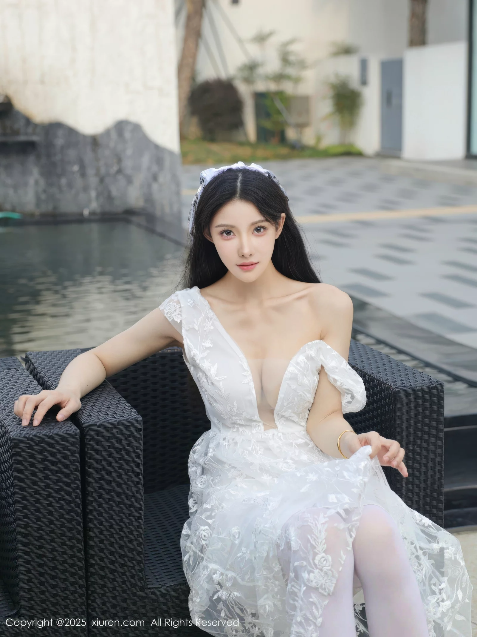 [[XiuRen秀人网]秀人网]No.10661_模特梨霜儿性感低胸白色婚纱配白色丝袜秀丰腴身材完美诱惑写真82P