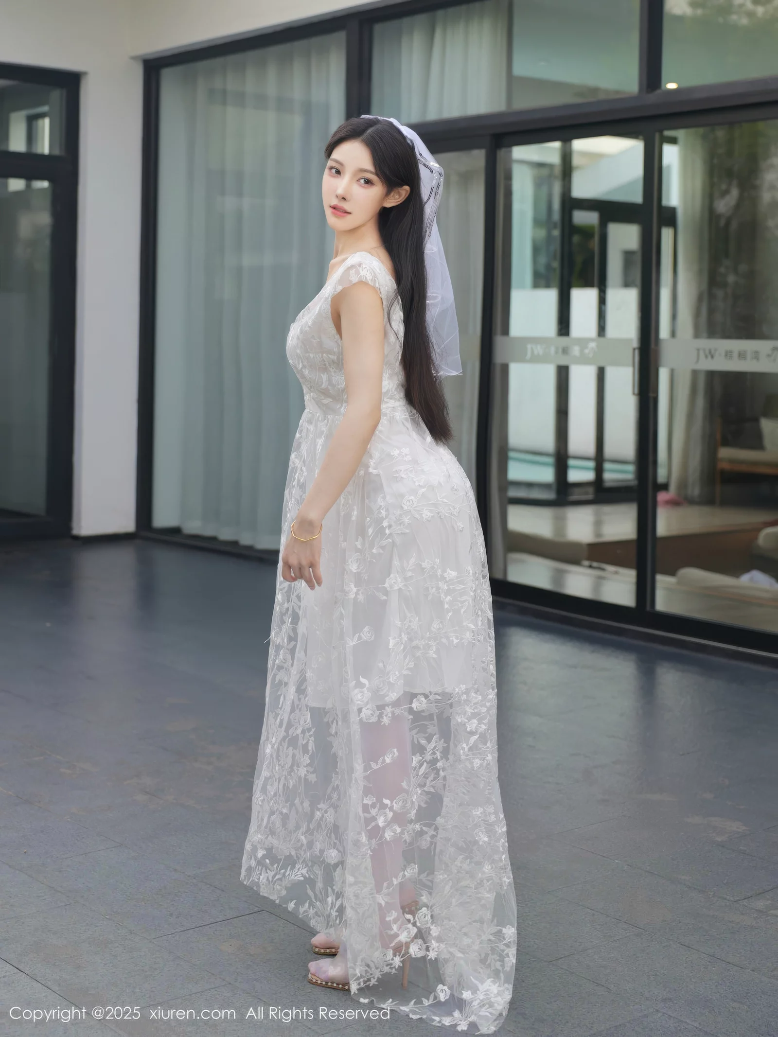 [[XiuRen秀人网]秀人网]No.10661_模特梨霜儿性感低胸白色婚纱配白色丝袜秀丰腴身材完美诱惑写真82P