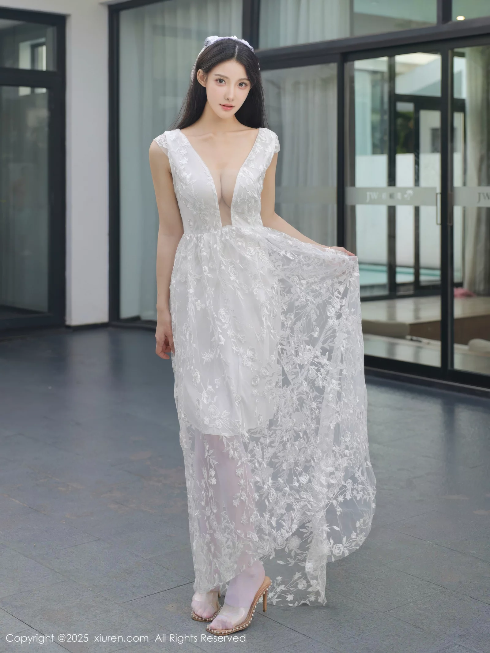 [[XiuRen秀人网]秀人网]No.10661_模特梨霜儿性感低胸白色婚纱配白色丝袜秀丰腴身材完美诱惑写真82P