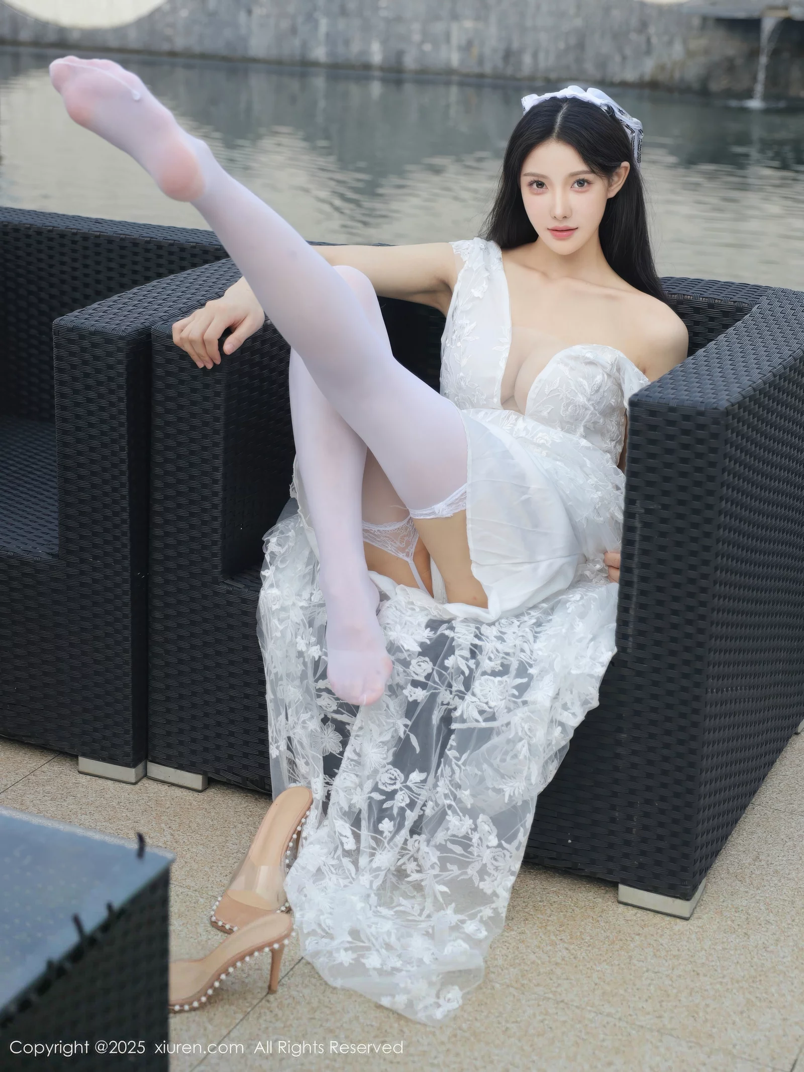 [[XiuRen秀人网]秀人网]No.10661_模特梨霜儿性感低胸白色婚纱配白色丝袜秀丰腴身材完美诱惑写真82P