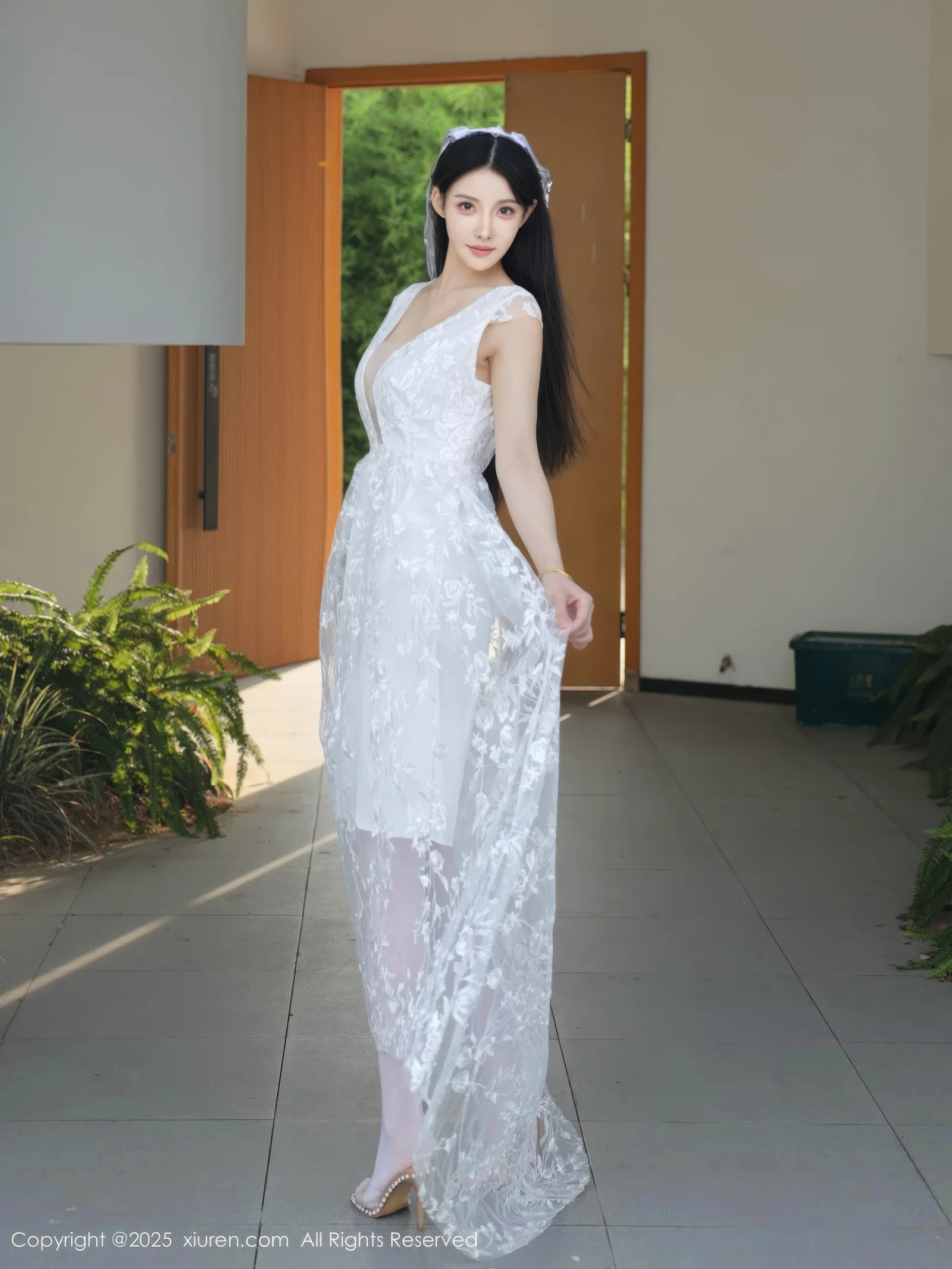 [[XiuRen秀人网]秀人网]No.10661_模特梨霜儿性感低胸白色婚纱配白色丝袜秀丰腴身材完美诱惑写真82P