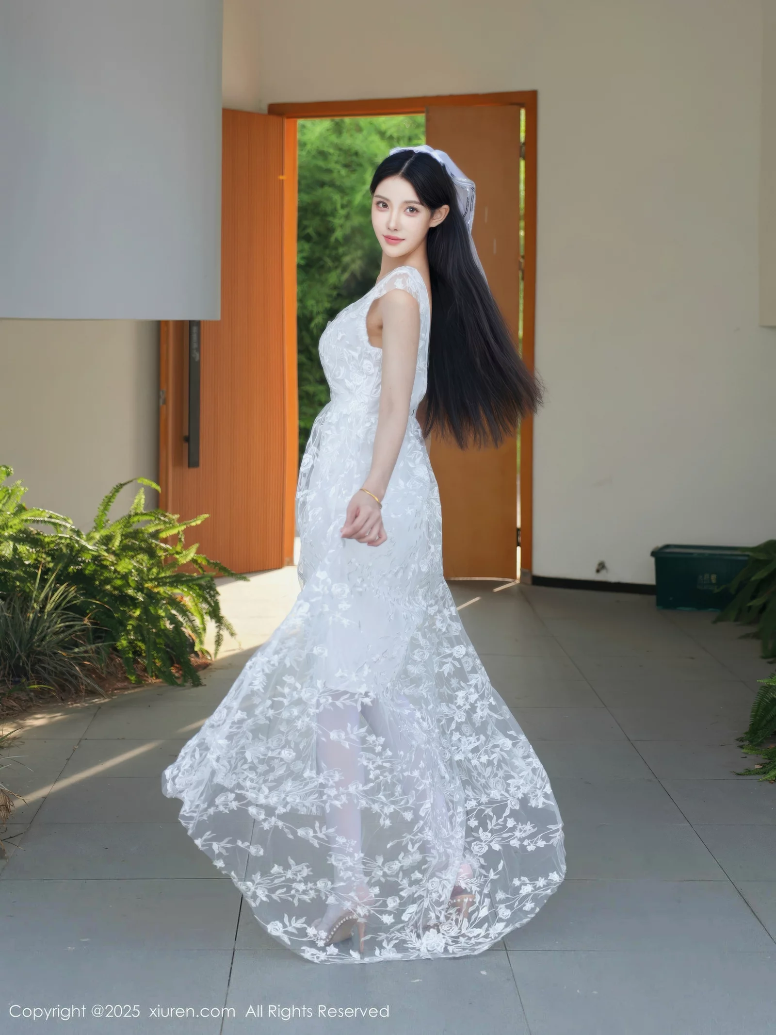 [[XiuRen秀人网]秀人网]No.10661_模特梨霜儿性感低胸白色婚纱配白色丝袜秀丰腴身材完美诱惑写真82P