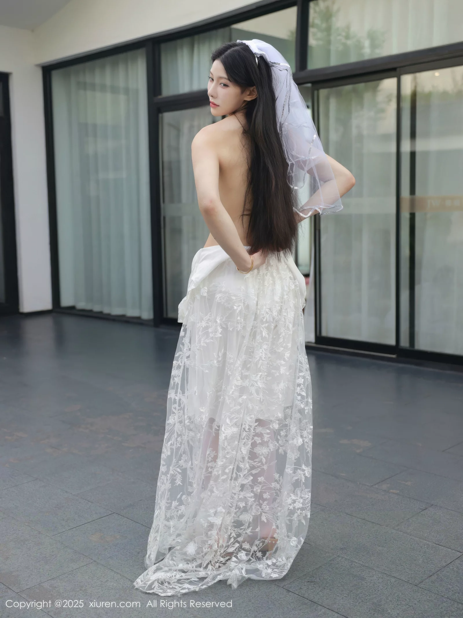 [[XiuRen秀人网]秀人网]No.10661_模特梨霜儿性感低胸白色婚纱配白色丝袜秀丰腴身材完美诱惑写真82P