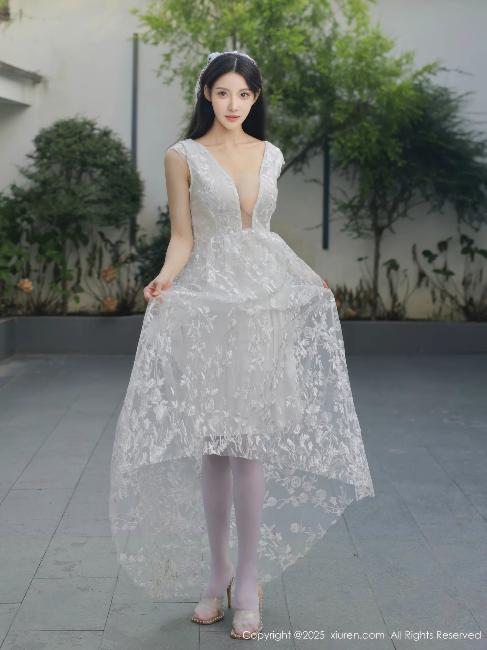 [[XiuRen秀人网]秀人网]No.10661_模特梨霜儿性感低胸白色婚纱配白色丝袜秀丰腴身材完美诱惑写真82P