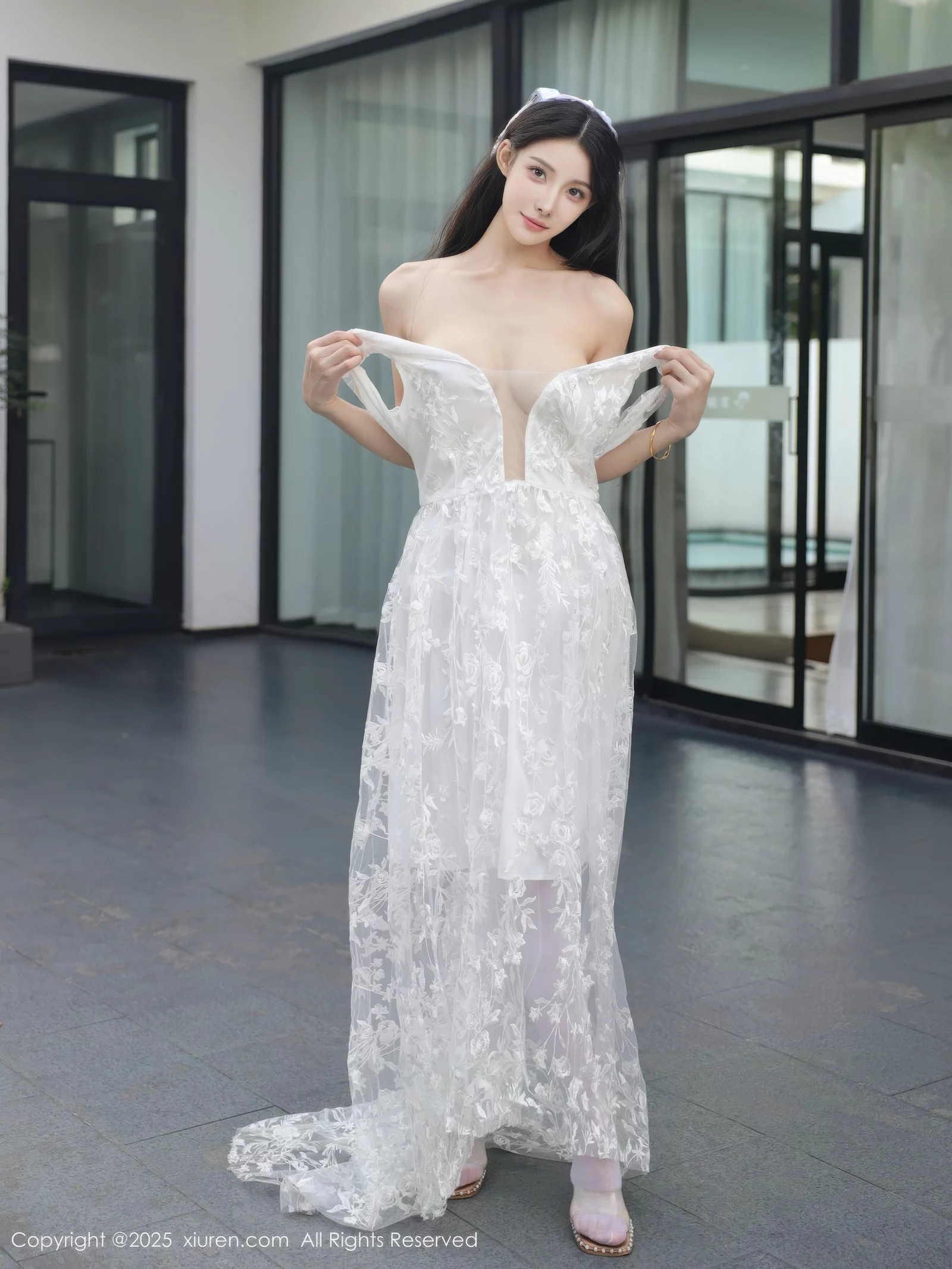 [[XiuRen秀人网]秀人网]No.10661_模特梨霜儿性感低胸白色婚纱配白色丝袜秀丰腴身材完美诱惑写真82P