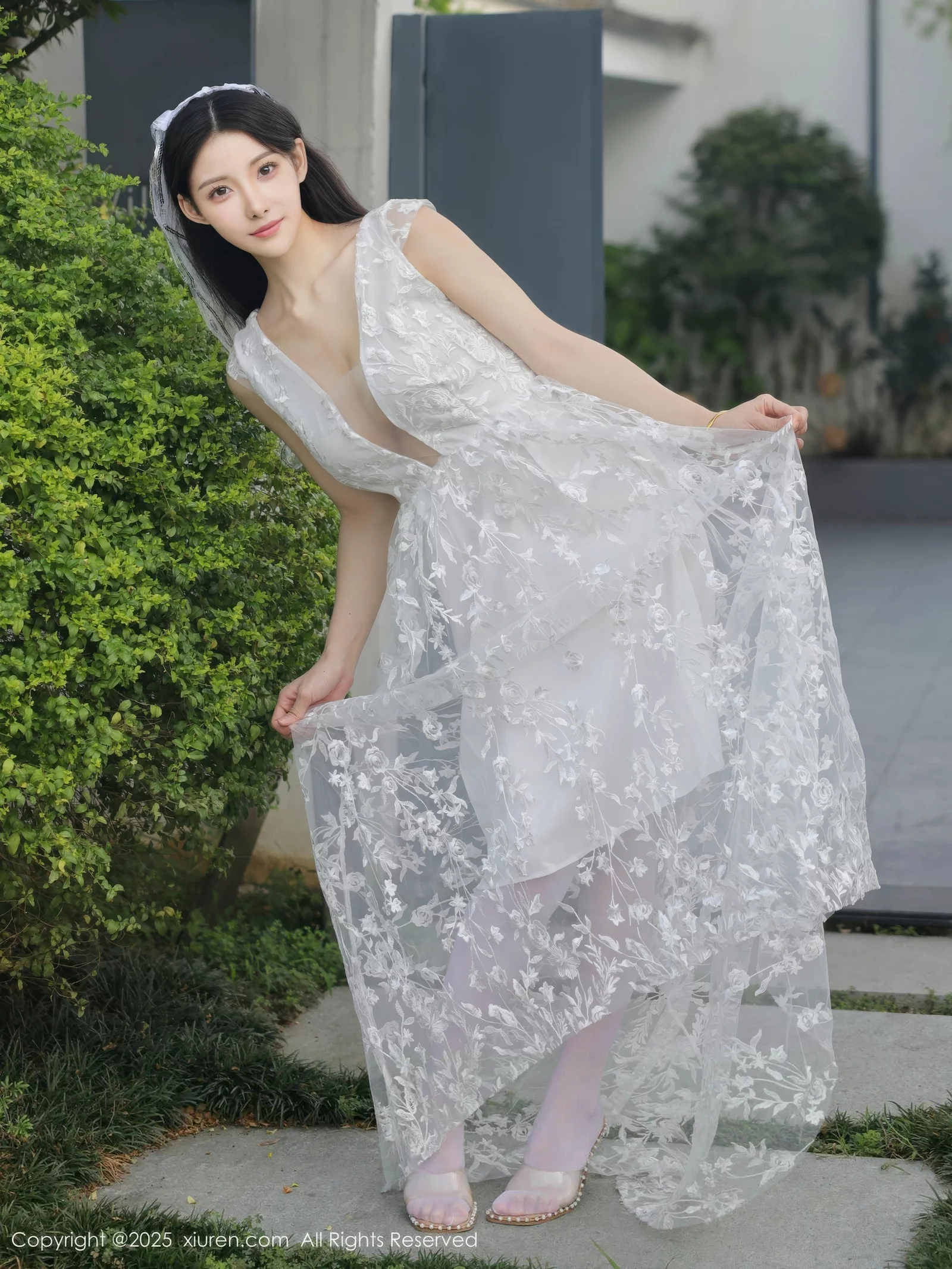 [[XiuRen秀人网]秀人网]No.10661_模特梨霜儿性感低胸白色婚纱配白色丝袜秀丰腴身材完美诱惑写真82P