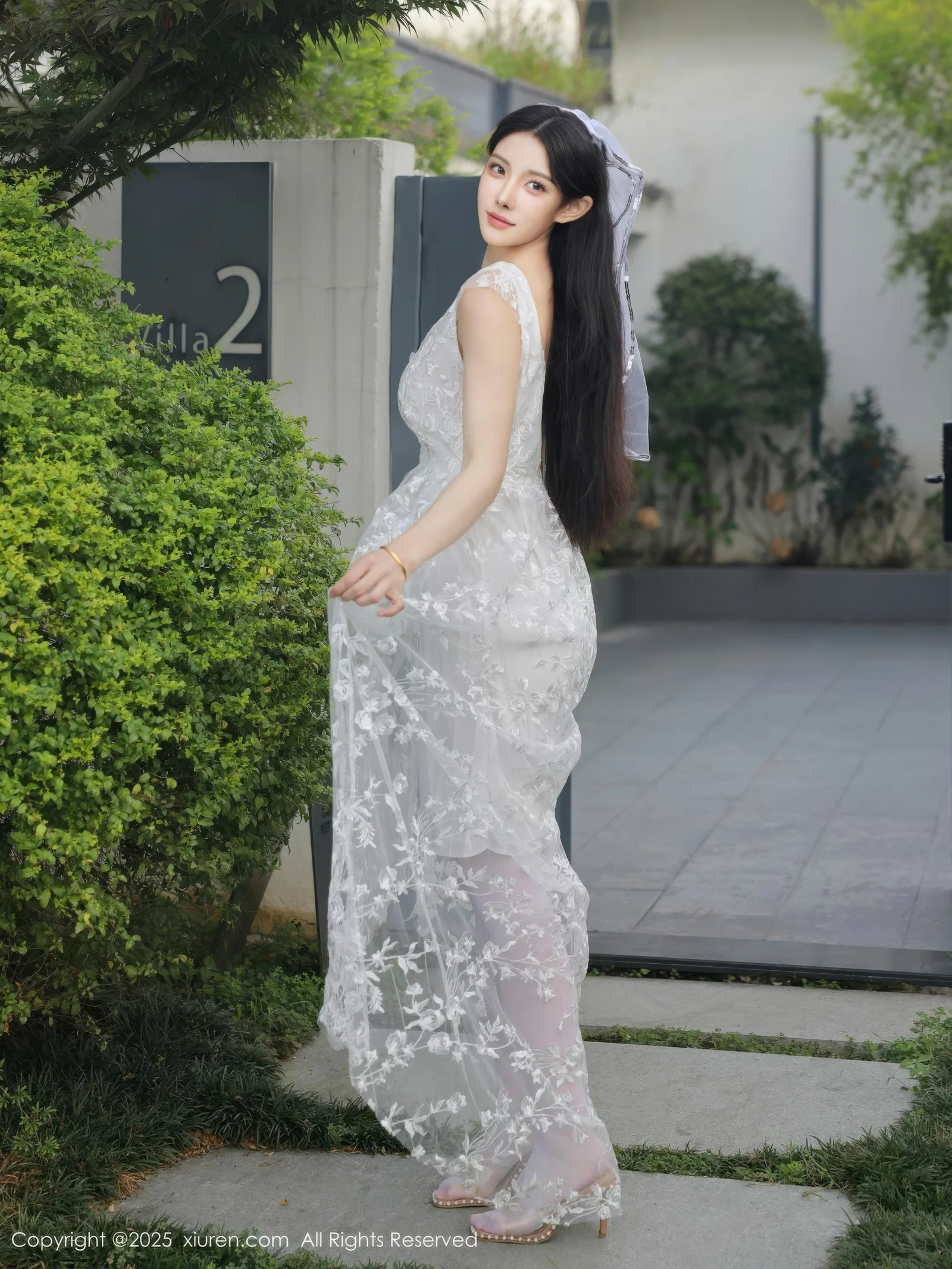 [[XiuRen秀人网]秀人网]No.10661_模特梨霜儿性感低胸白色婚纱配白色丝袜秀丰腴身材完美诱惑写真82P