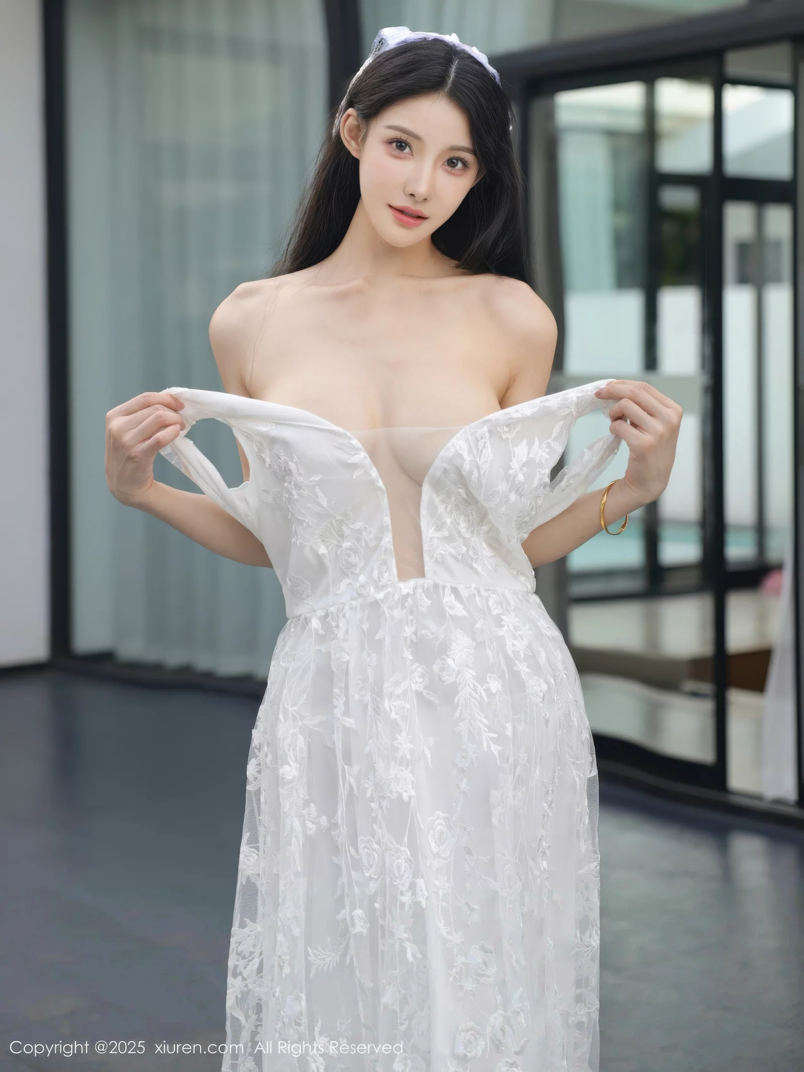 [[XiuRen秀人网]秀人网]No.10661_模特梨霜儿性感低胸白色婚纱配白色丝袜秀丰腴身材完美诱惑写真82P