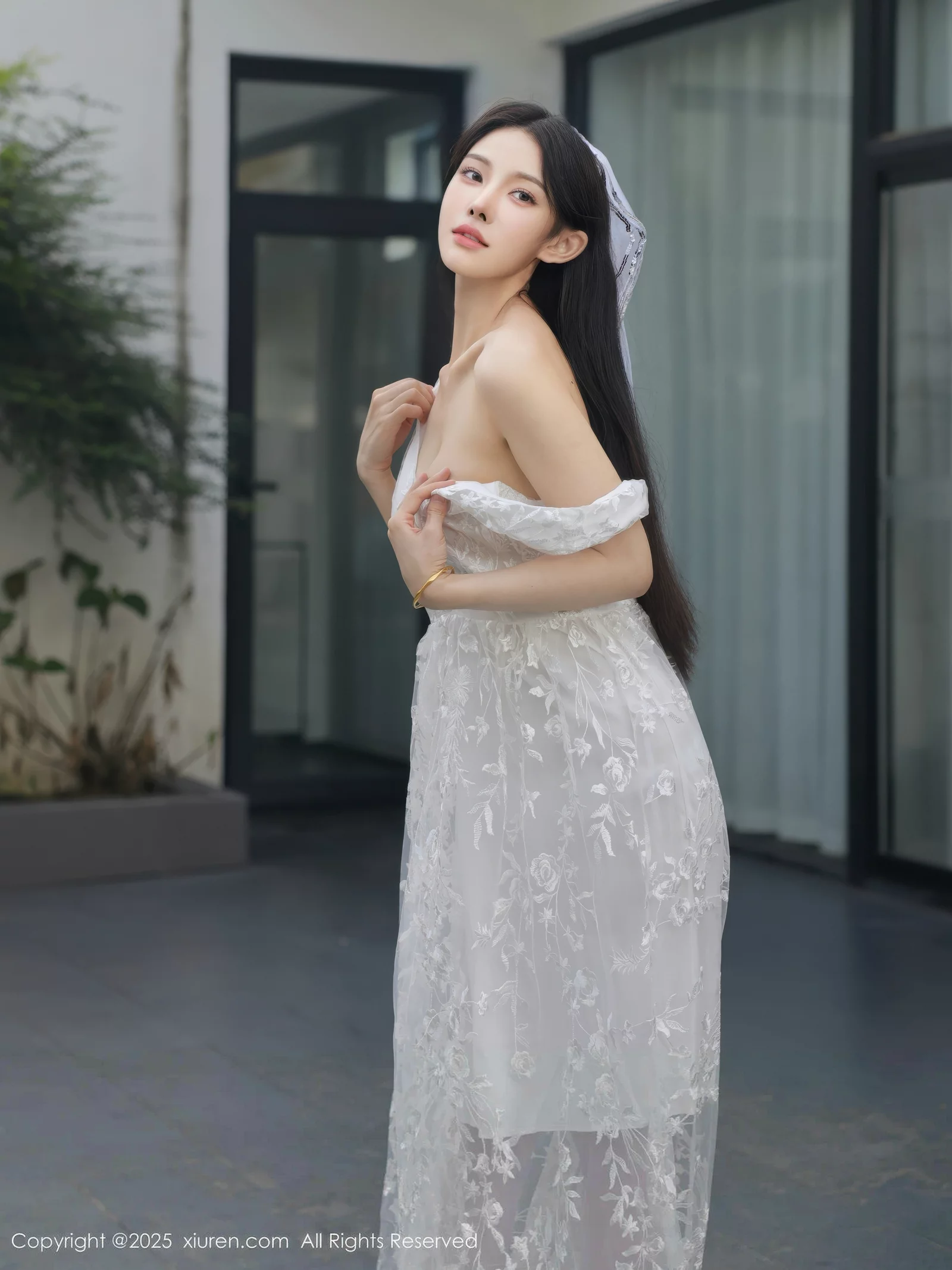 [[XiuRen秀人网]秀人网]No.10661_模特梨霜儿性感低胸白色婚纱配白色丝袜秀丰腴身材完美诱惑写真82P