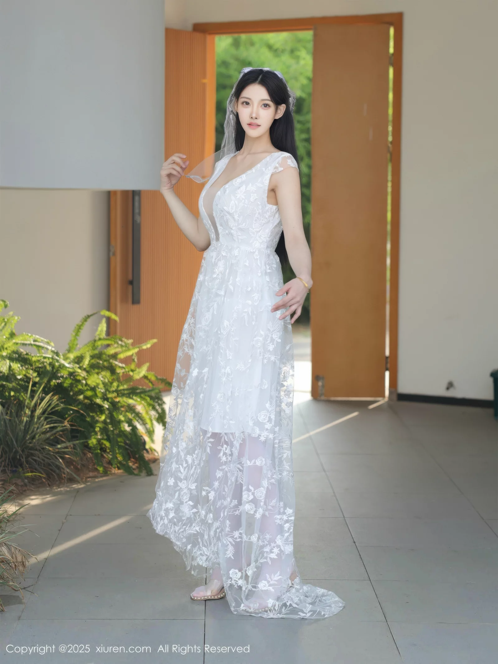 [[XiuRen秀人网]秀人网]No.10661_模特梨霜儿性感低胸白色婚纱配白色丝袜秀丰腴身材完美诱惑写真82P