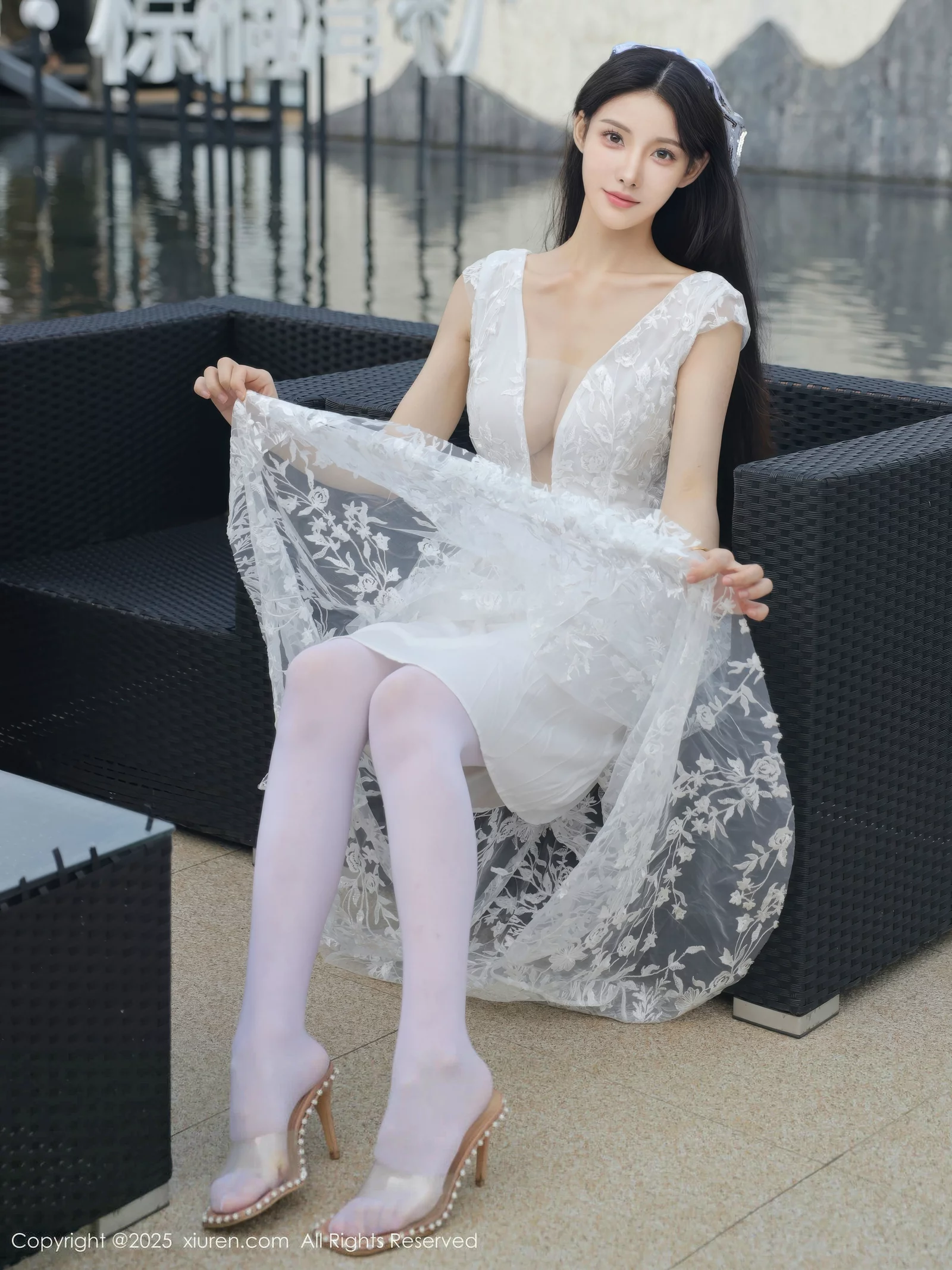 [[XiuRen秀人网]秀人网]No.10661_模特梨霜儿性感低胸白色婚纱配白色丝袜秀丰腴身材完美诱惑写真82P