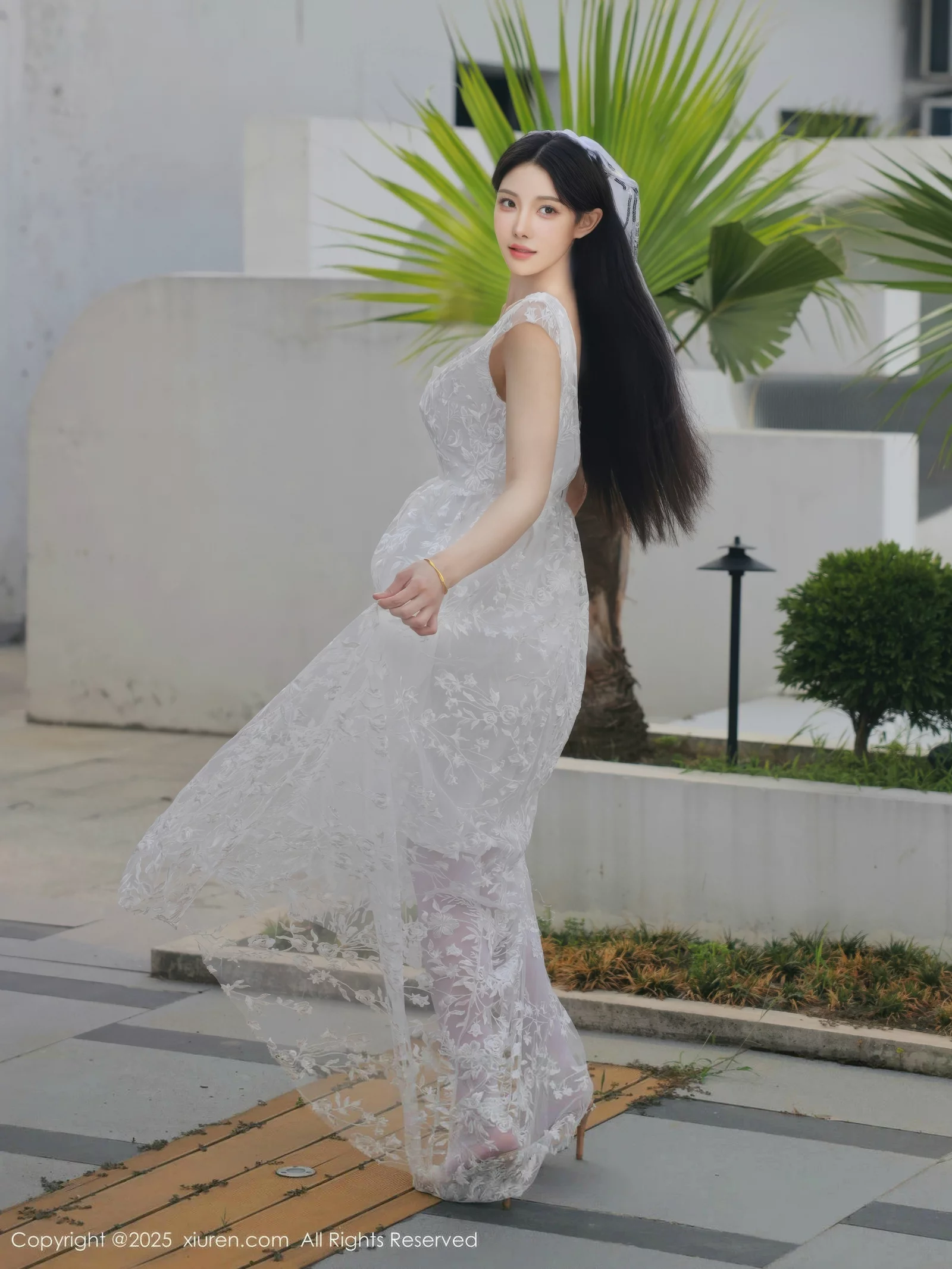 [[XiuRen秀人网]秀人网]No.10661_模特梨霜儿性感低胸白色婚纱配白色丝袜秀丰腴身材完美诱惑写真82P