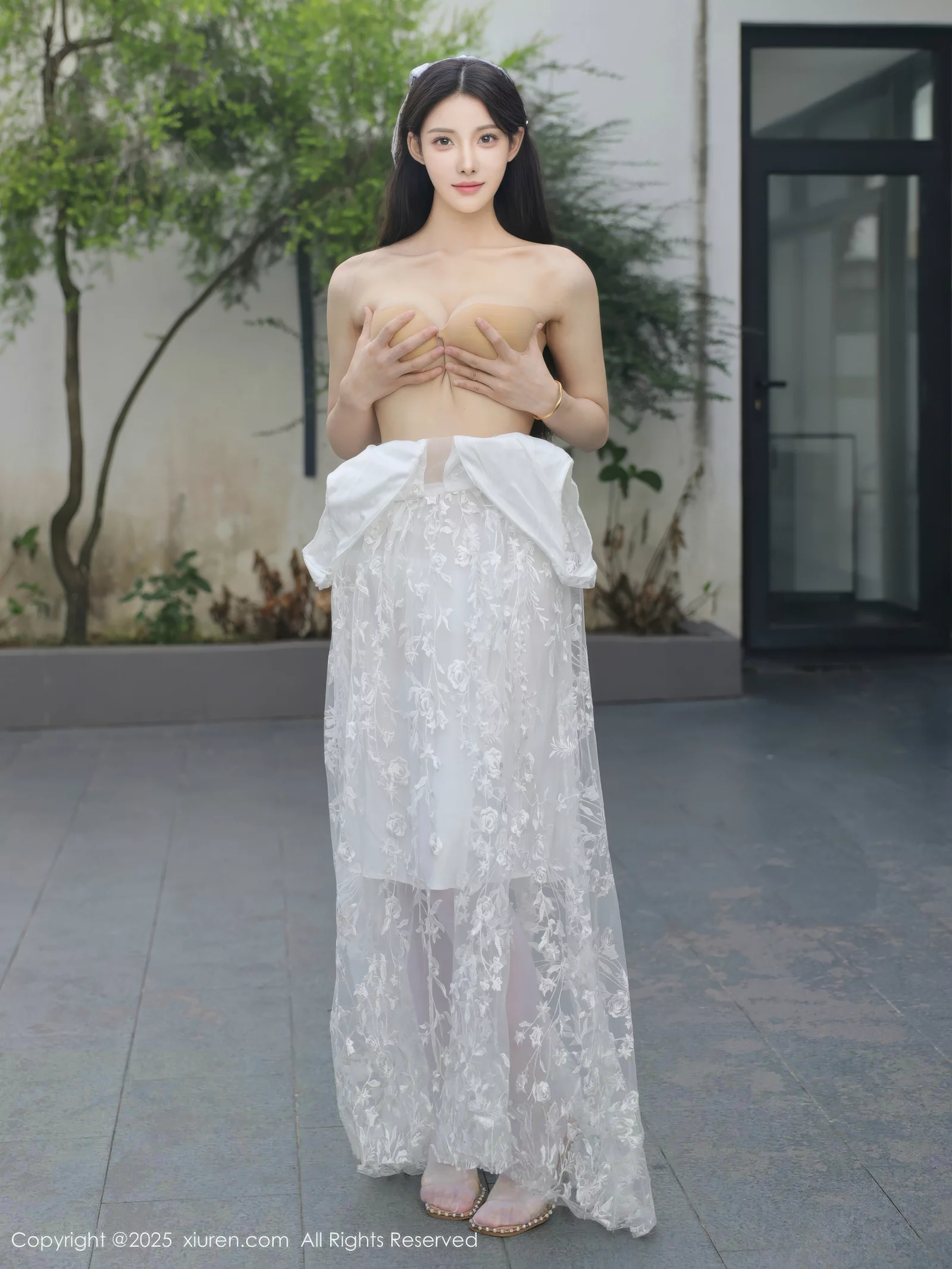 [[XiuRen秀人网]秀人网]No.10661_模特梨霜儿性感低胸白色婚纱配白色丝袜秀丰腴身材完美诱惑写真82P