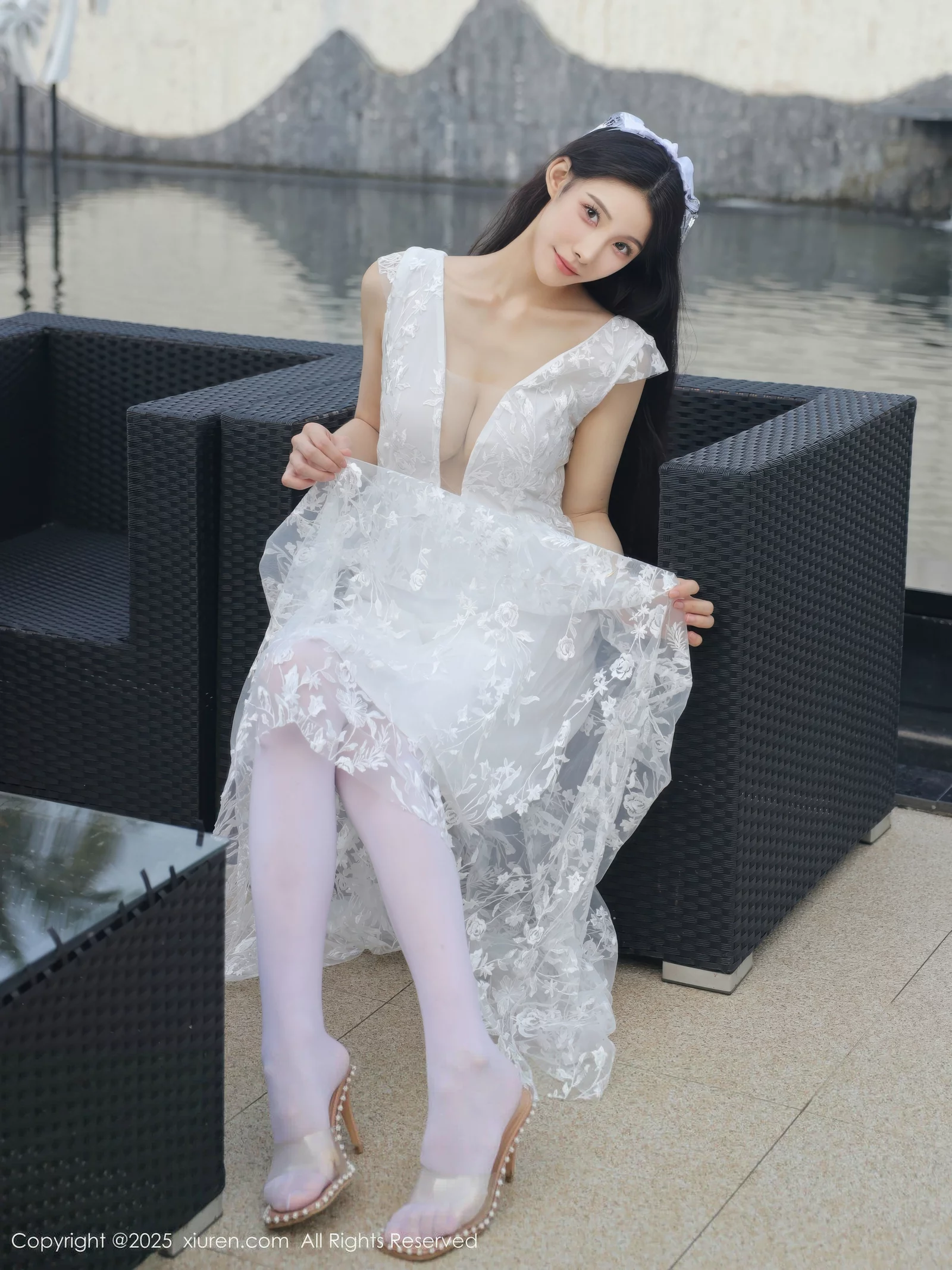 [[XiuRen秀人网]秀人网]No.10661_模特梨霜儿性感低胸白色婚纱配白色丝袜秀丰腴身材完美诱惑写真82P