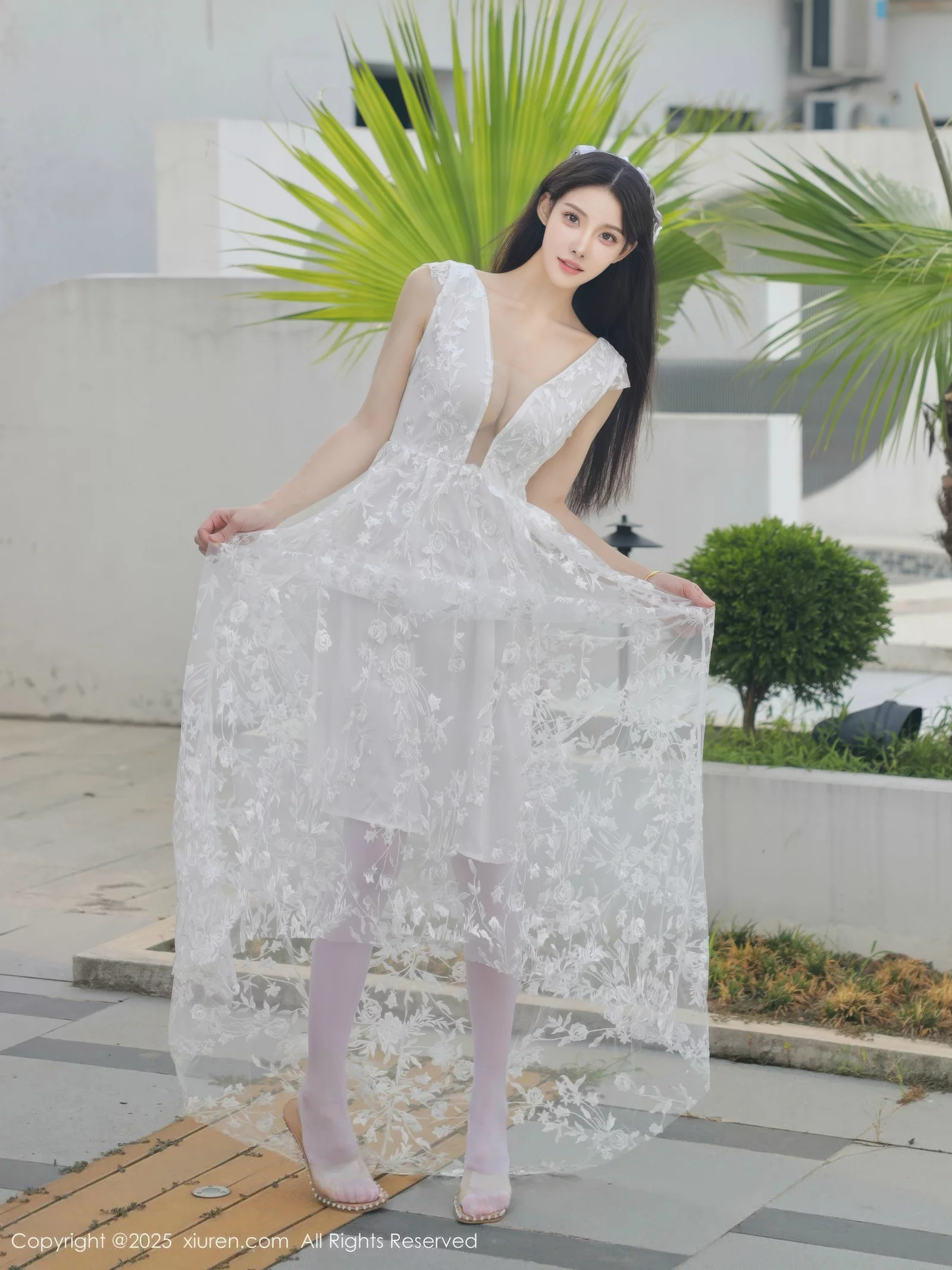 [[XiuRen秀人网]秀人网]No.10661_模特梨霜儿性感低胸白色婚纱配白色丝袜秀丰腴身材完美诱惑写真82P