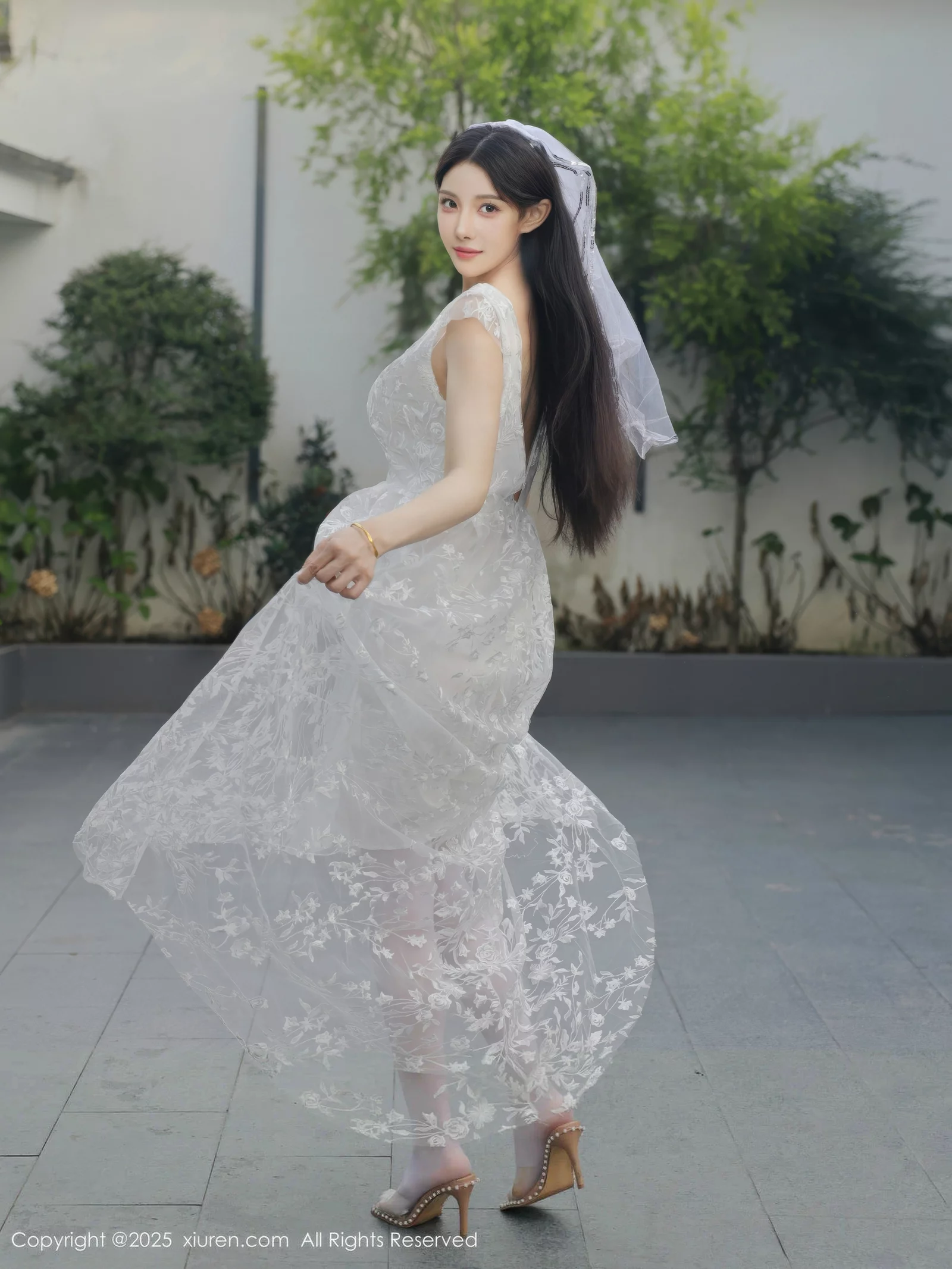 [[XiuRen秀人网]秀人网]No.10661_模特梨霜儿性感低胸白色婚纱配白色丝袜秀丰腴身材完美诱惑写真82P