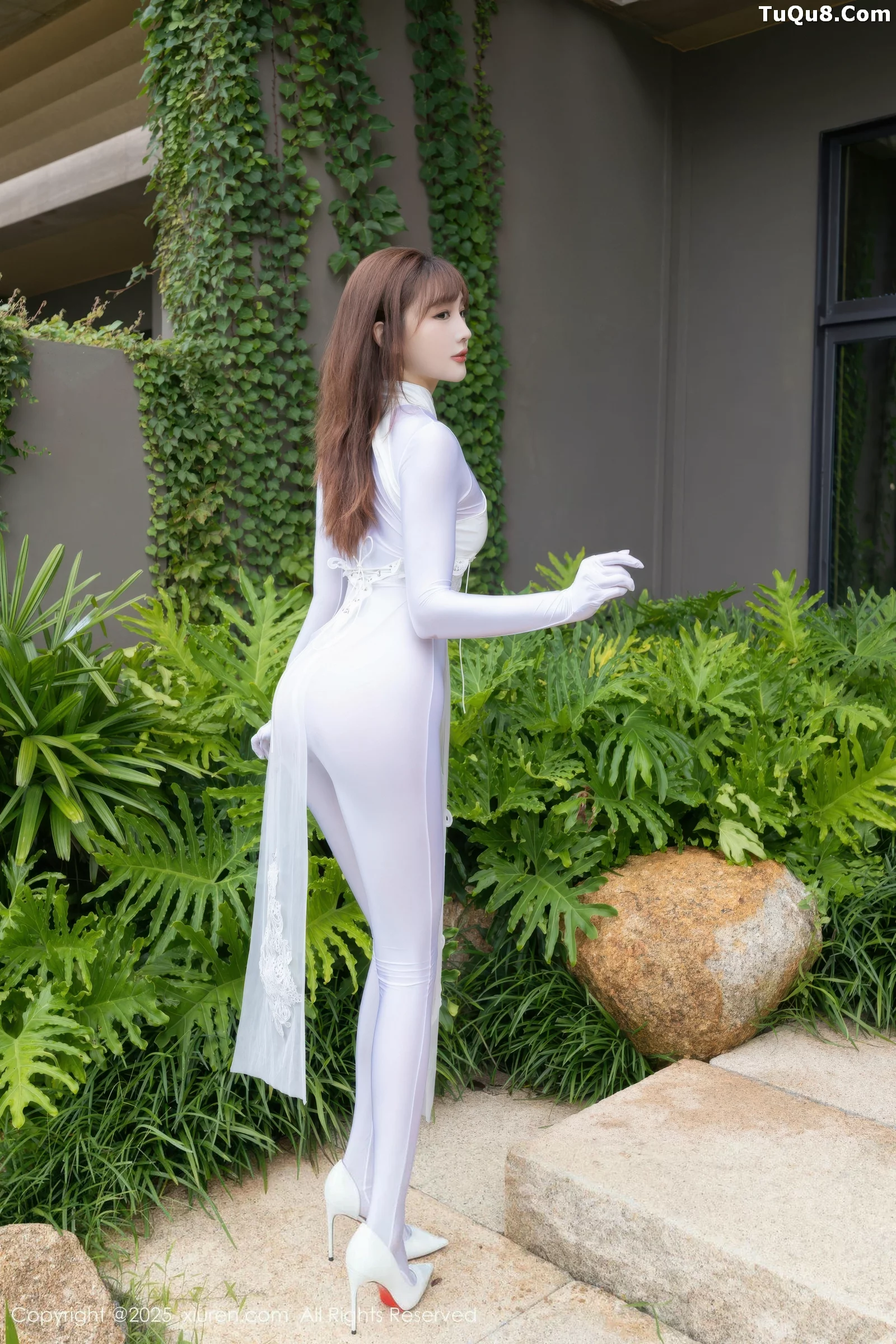 [[XiuRen秀人网]秀人网]No.10704_模特陆萱萱性感白色情趣旗袍露白色连体衣秀完美身材诱惑写真80P