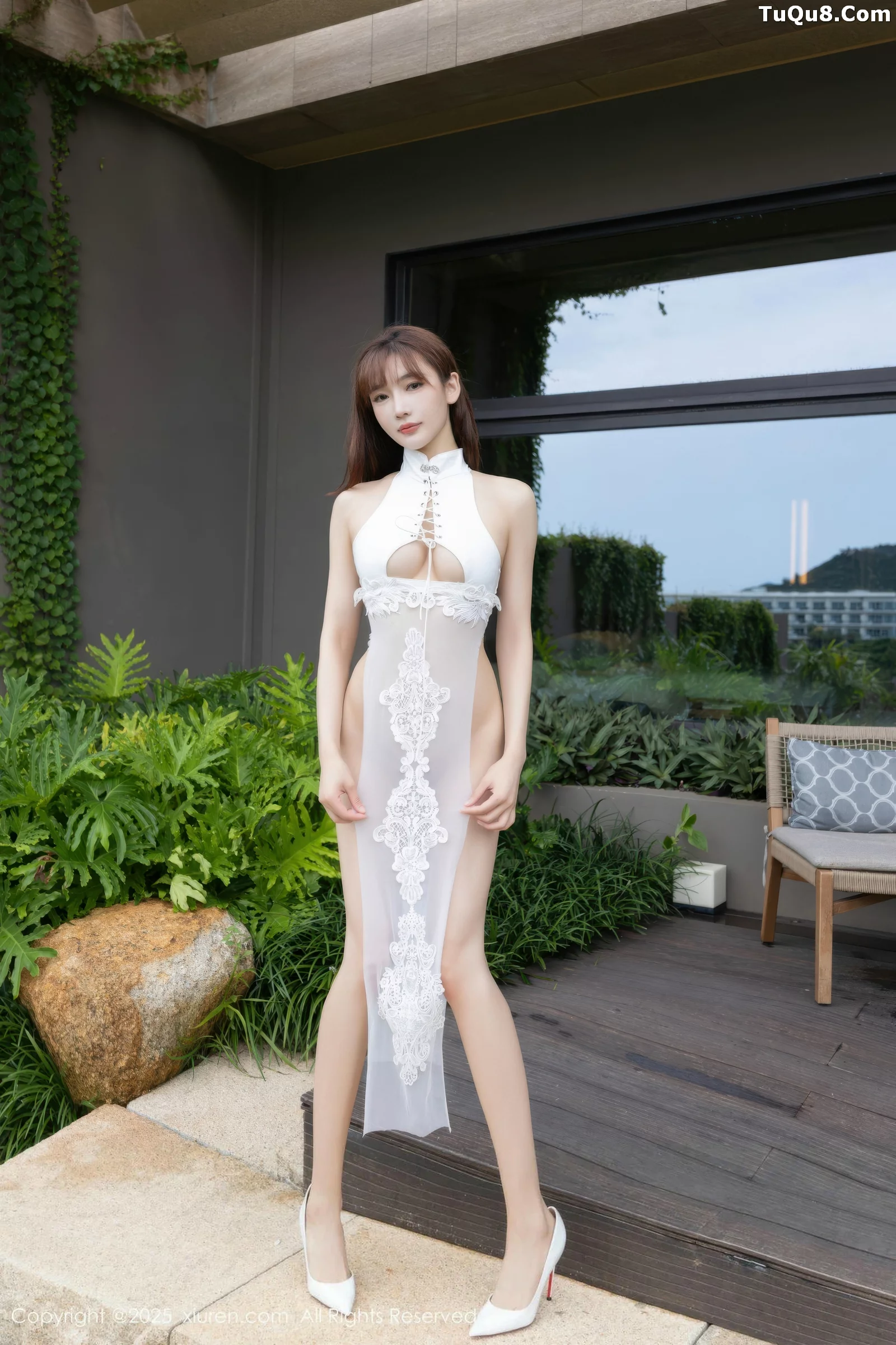 [[XiuRen秀人网]秀人网]No.10704_模特陆萱萱性感白色情趣旗袍露白色连体衣秀完美身材诱惑写真80P