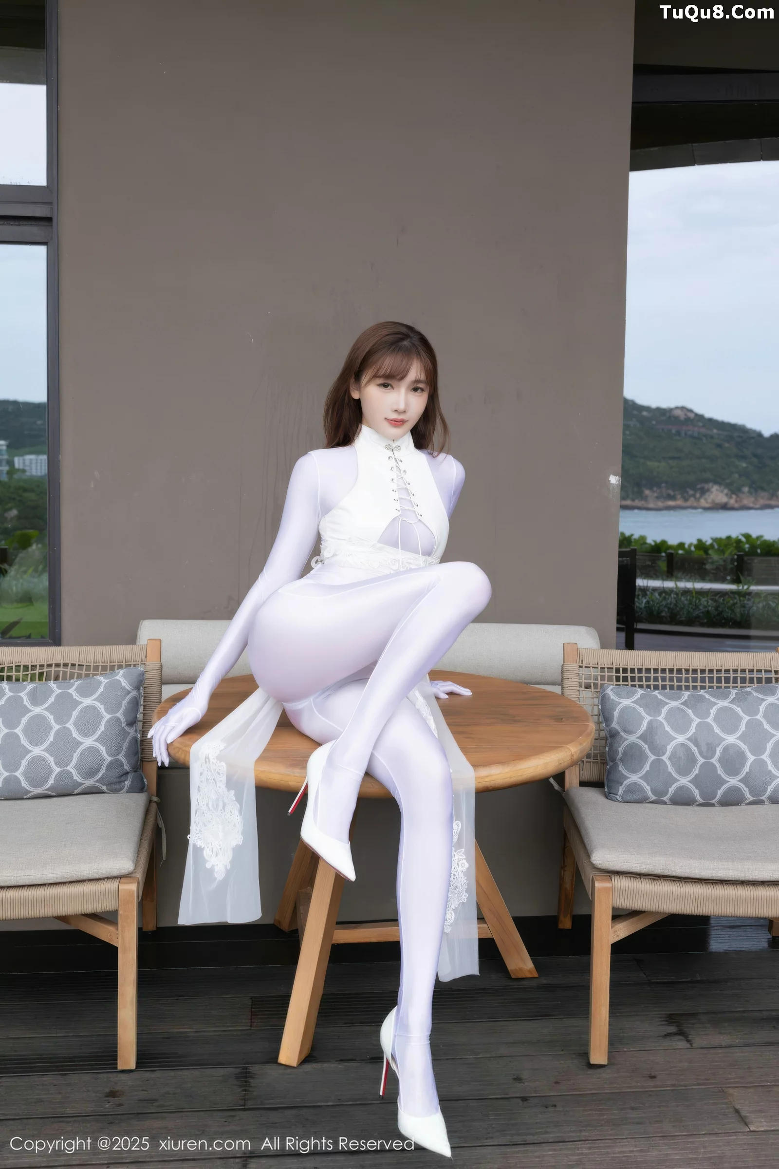 [[XiuRen秀人网]秀人网]No.10704_模特陆萱萱性感白色情趣旗袍露白色连体衣秀完美身材诱惑写真80P