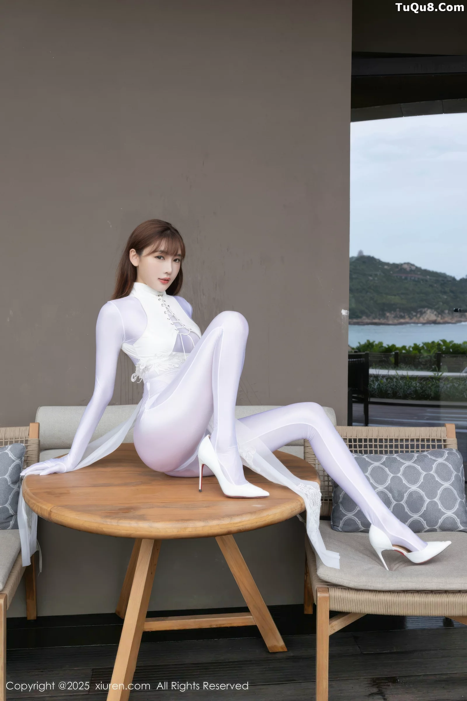 [[XiuRen秀人网]秀人网]No.10704_模特陆萱萱性感白色情趣旗袍露白色连体衣秀完美身材诱惑写真80P