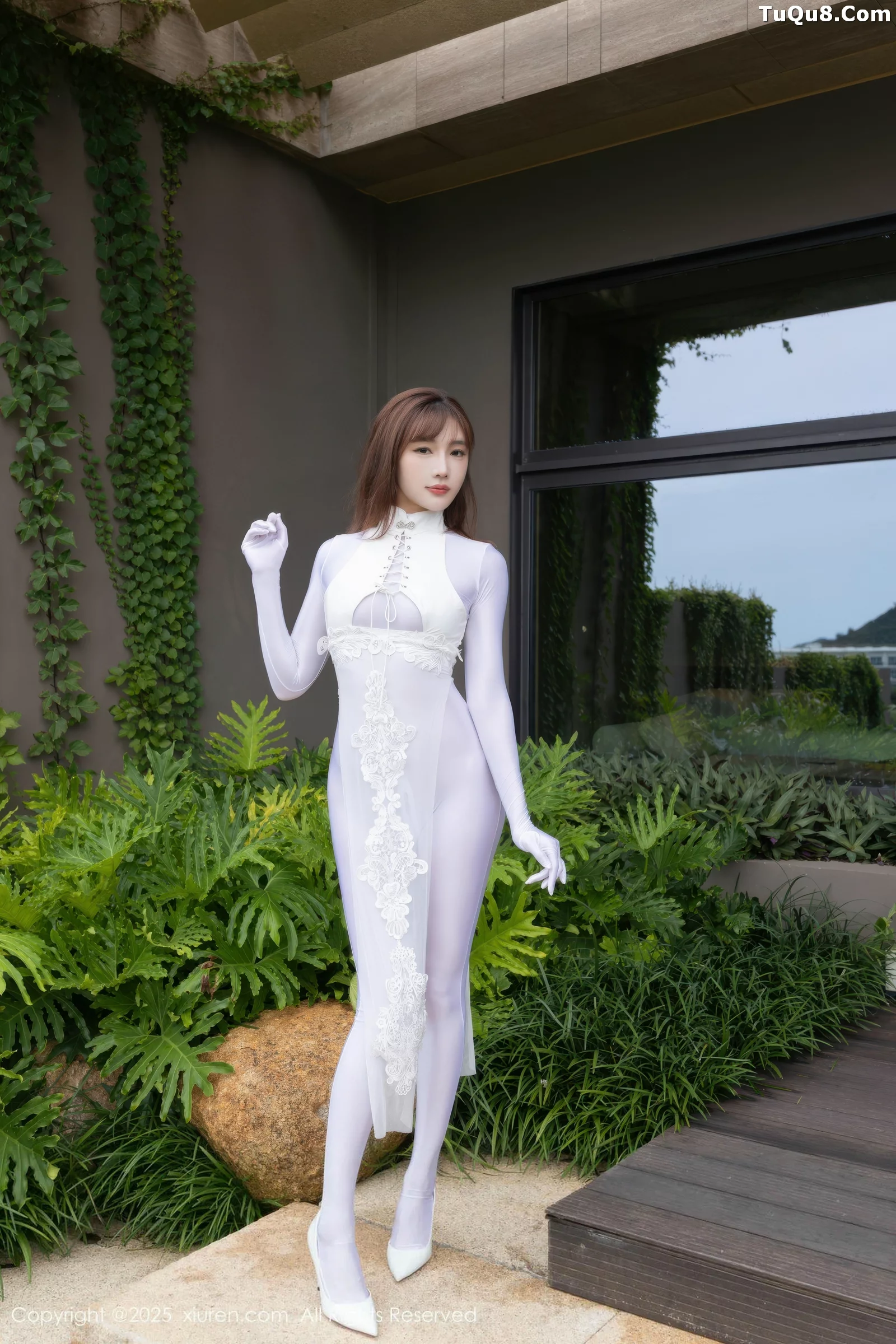 [[XiuRen秀人网]秀人网]No.10704_模特陆萱萱性感白色情趣旗袍露白色连体衣秀完美身材诱惑写真80P