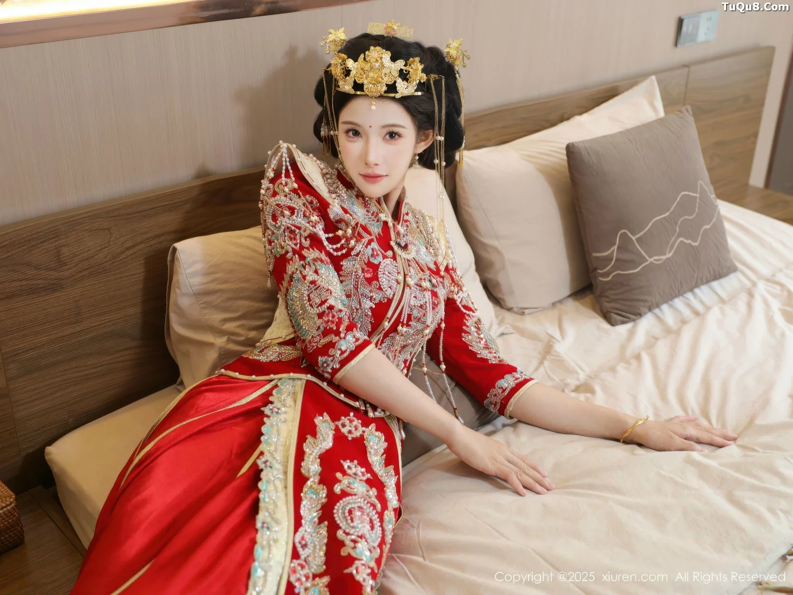 [[XiuRen秀人网]秀人网]No.10742_模特梨霜儿性感红色新娘服饰配肉色丝袜秀丰腴身材迷人诱惑写真84P