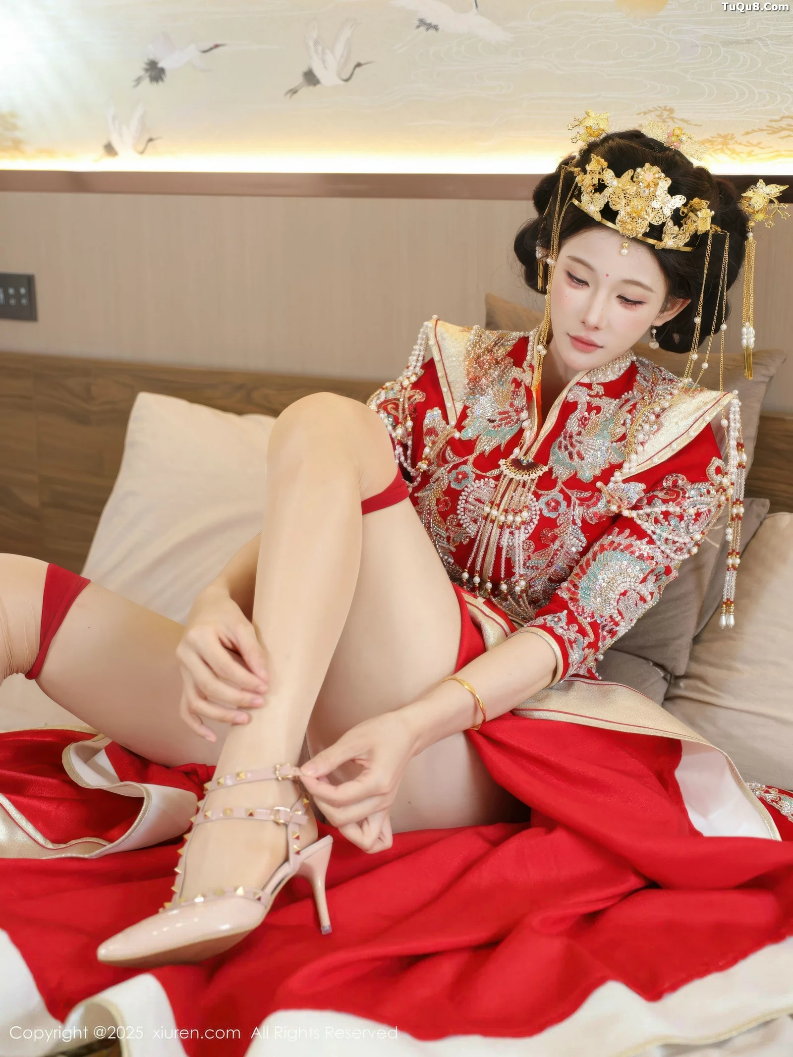 [[XiuRen秀人网]秀人网]No.10742_模特梨霜儿性感红色新娘服饰配肉色丝袜秀丰腴身材迷人诱惑写真84P