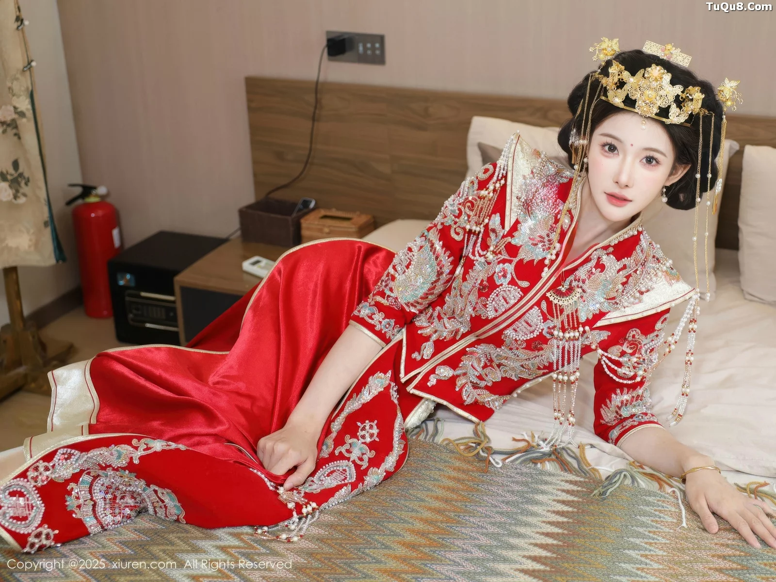 [[XiuRen秀人网]秀人网]No.10742_模特梨霜儿性感红色新娘服饰配肉色丝袜秀丰腴身材迷人诱惑写真84P