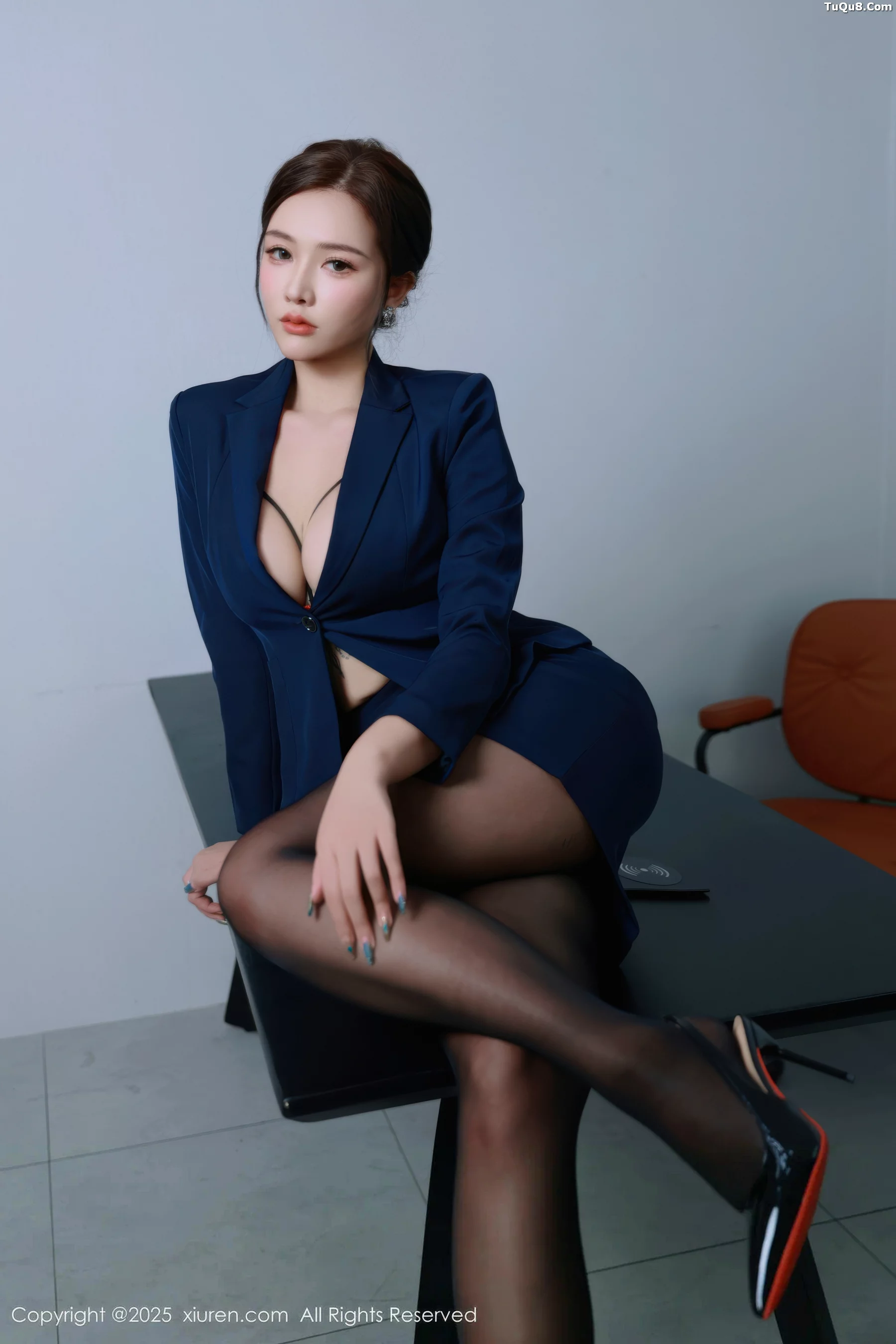 [[XiuRen秀人网]秀人网]No.10751_模特娜比深色OL服饰露红色内衣配超薄黑丝秀凹凸身材诱惑写真75P