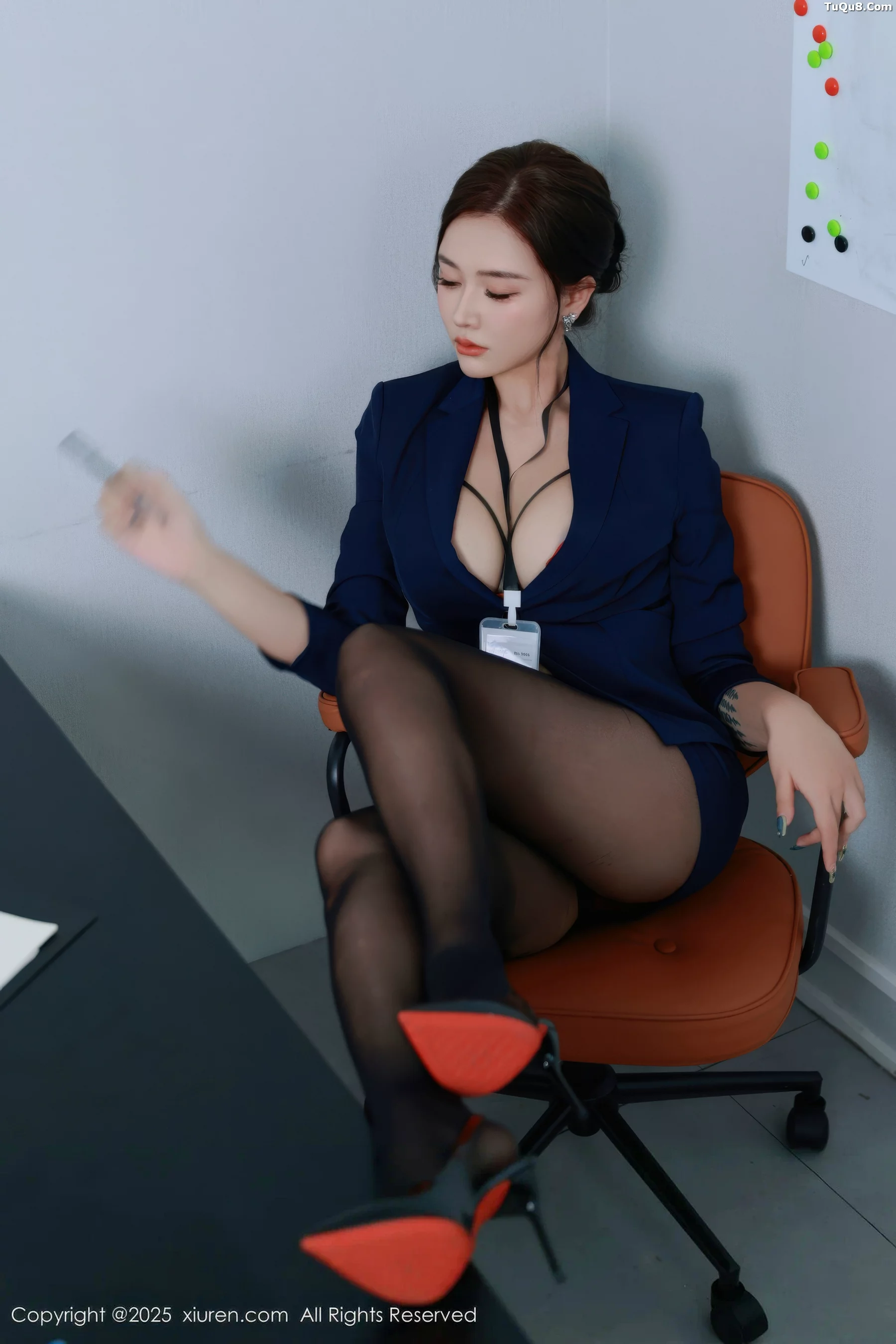 [[XiuRen秀人网]秀人网]No.10751_模特娜比深色OL服饰露红色内衣配超薄黑丝秀凹凸身材诱惑写真75P
