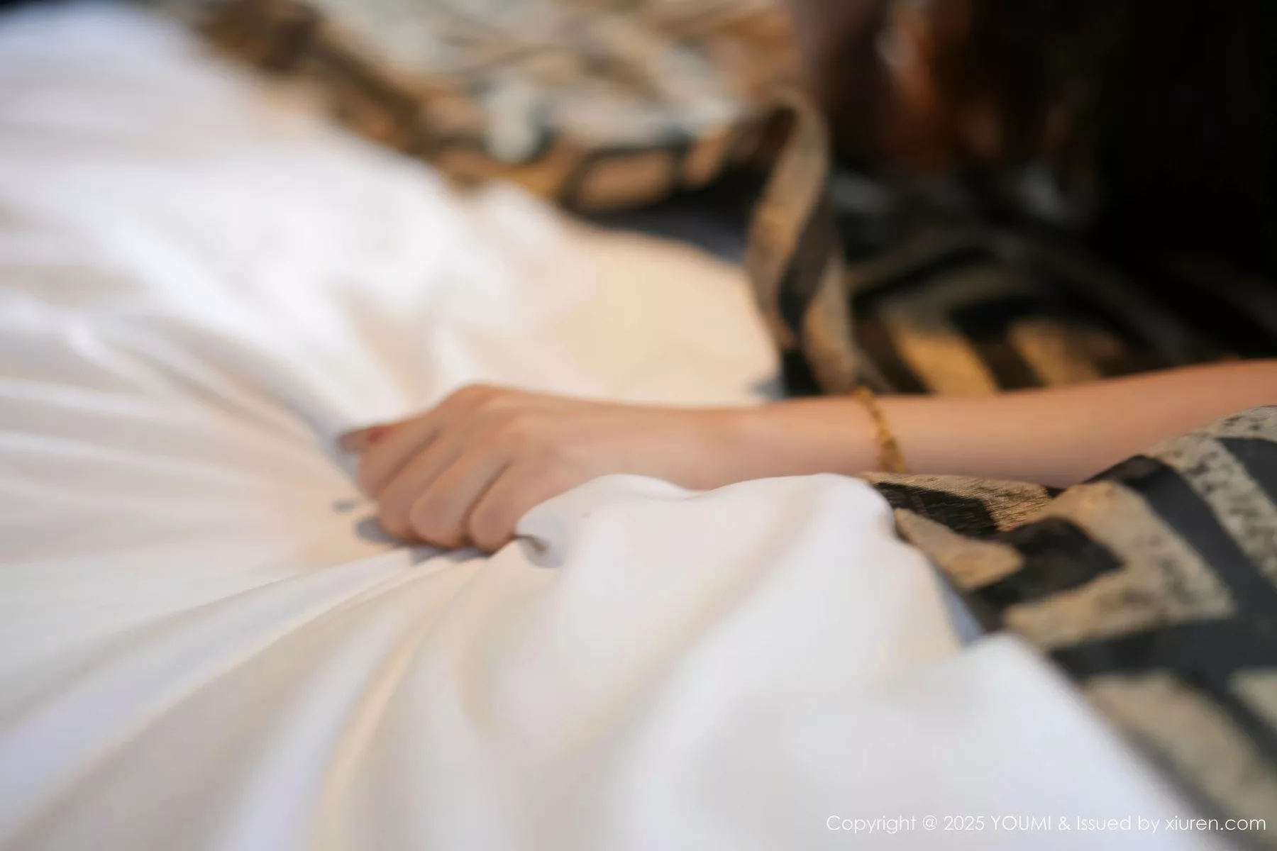 [YouMi尤蜜荟]Vol.1168_模特桃桃·夭夭twins性感OL服饰露紫色情趣内衣秀惹火身材诱惑写真82P