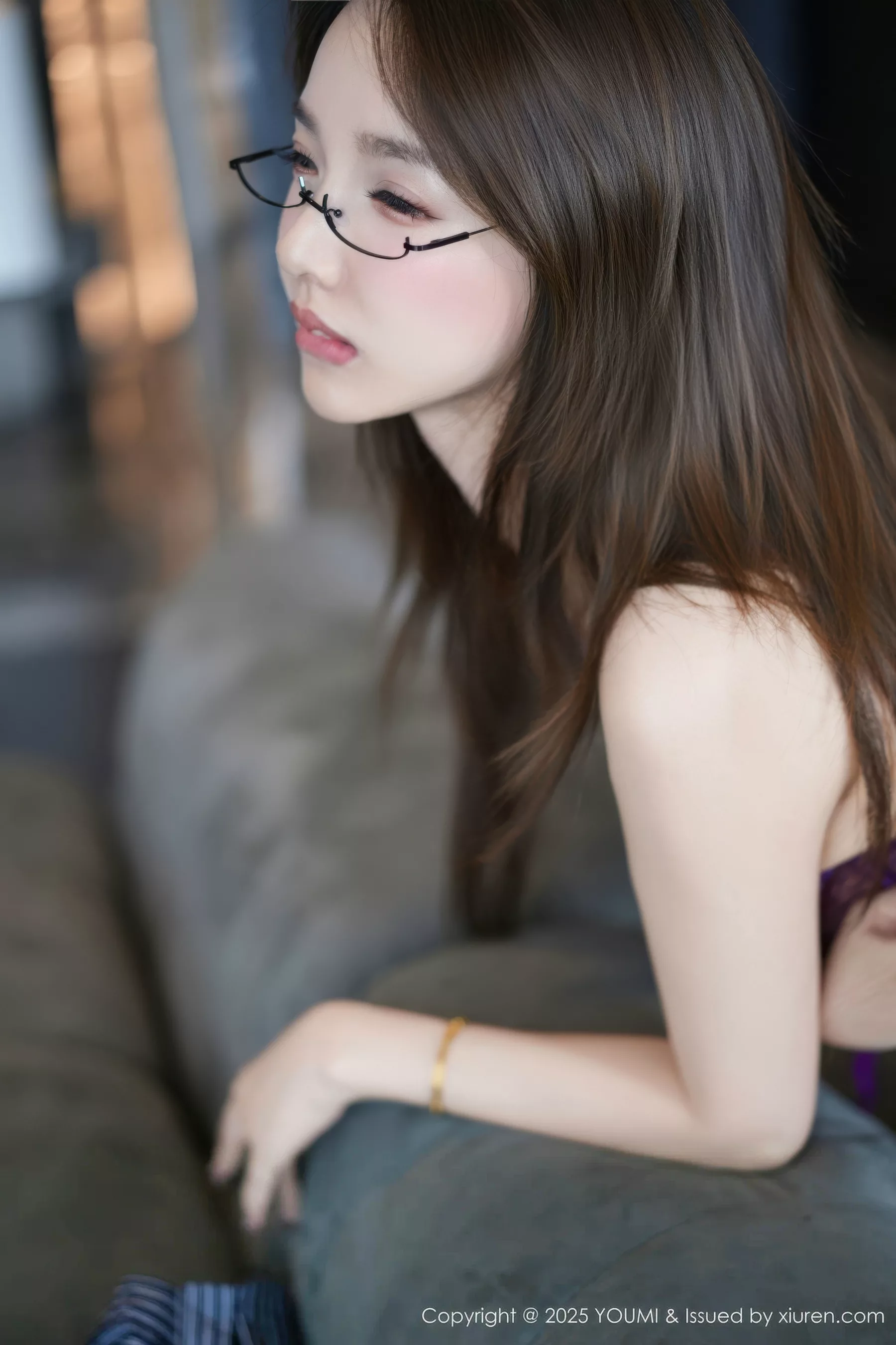 [YouMi尤蜜荟]Vol.1168_模特桃桃·夭夭twins性感OL服饰露紫色情趣内衣秀惹火身材诱惑写真82P